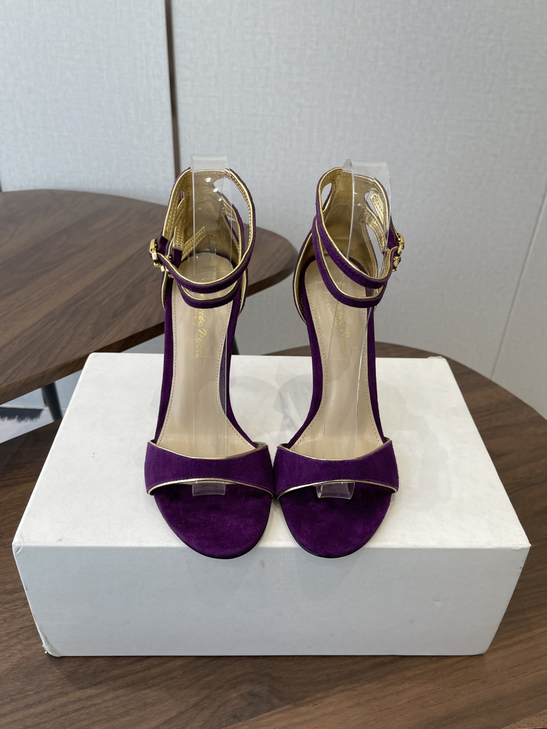 NO:693492,Gianvito Rossi's personalized high-heeled sandals with metal buckles inherit its traditional Italian craftsmanship, focus on exquisite details, and create an elegant and feminine look. Every pair of Gianvito Rossi's women's shoes will take the proportion of women's curves into consideration before designing. Secondly, on the basis of inheriting the elegance of Sergio Rossi, they are also younger and more fashionable, using bright colors and elegant line design to create fashionable charm. Go material  Imported high-quality sheepskin for the upper, foot pads for the lining, imported high-quality goatskin, heel height 10.5, Italian cowhide outsole, size-(/customized, non-returnable), high-heeled sandals, sandals, high heels, cowhide, sheepskin19860909吉安维托·罗西一字带金属扣绕带个性高跟凉鞋 秉承了其传统意大利工艺,专注精巧细节,打造优雅女人味,每一双吉安维托·罗西 (Gianvito Rossi) 的女鞋在设计之前都会将女性曲线比例考虑在先.其次在继承了塞乔·罗西 (Sergio Rossi) 优雅的基础上,也更加年轻时髦,以鲜艳的颜色和讲究的线条设计塑造时尚魅力 Go 材质 鞋面进口优质羊皮 内里垫脚 进口优质山羊皮 跟高10.5 鞋底意大利牛皮大底 码数-（/定制不退换）,高跟鞋凉鞋,sandals,high heels,cowhide,sheepskin,Women's Shoes