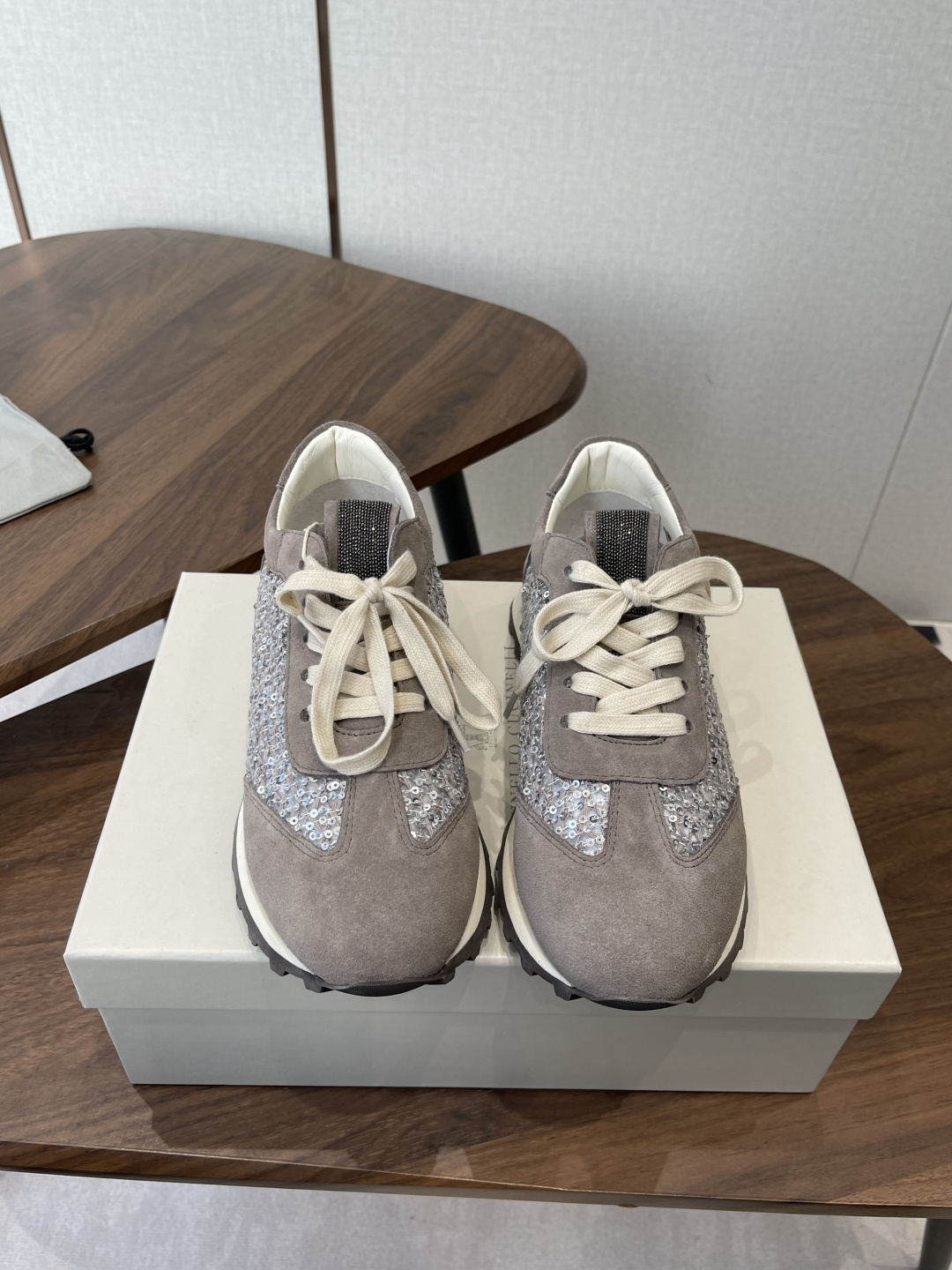 NO:693489,Brunello Cucinelli 26ss women's beaded decorative casual sports shoes BC new autumn and winter new women's striped suede shoes with sheepskin pads.  Decorative beaded sports shoes) model number. The upper is engraved with high mercerization and spliced with special materials of cowhide. It matches the hardware chain and does not fade. The hardware ruler has no bubbles. The inner sheepskin lining has sheepskin pads for the feet and high-density elastic latex (removable independent high-elastic latex insole). The original rubber outsole is equipped with a wear-resistant velvet outsole (super light outsole). The code number is 35-42 (35 41).  42 (customized, non-refundable), casual shoes/sports shoes, brunello cucinelli, sneakers, cowhide, sheepskin, chamois leather19860909Brunello Cucinelli 26ss女士镶珠装饰休闲运动鞋BC新款秋冬新品女士条纹麂皮单鞋羊皮垫．装饰镶珠运动鞋）款号 鞋面一比一复刻高丝光、牛皮拼接特殊材料 搭配五金链条不掉色,五金尺无气泡. 内里羊皮里 垫脚羊皮垫,高密度弹力乳胶（可拆卸独立高弹力乳胶鞋垫） 大底原版像胶底片配耐磨绒大底（超轻大底） 码数35-42（35 41 42定做不退换）,休闲鞋/运动鞋,brunello cucinelli,sneakers,cowhide,sheepskin,chamois leather,Women's Shoes