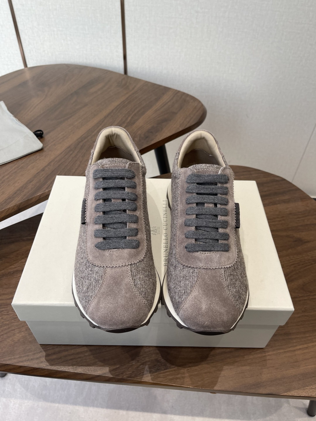 NO:693490,Brunello Cucinelli 26ss latest Bc lace-up casual shoes, imported suede upper/imported cowhide, imported wool lining, 0.5mm circular punching design, breathable and not stuffy, exclusive molded ultra-light TPU outsole, original drawer-type shoe box with shoe storage bag, Size#35-41 (35 41 customized, non-refundable), casual shoes/sports shoes, brunello  cucinelli,sneakers,cowhide,chamois leather19860909Brunello Cucinelli 26ss最新 Bc 系带 休闲鞋 鞋面进口麂皮/进口牛皮 内里进口羊毛 0.5mm圆形冲孔设计 透气不闷脚 独家开模超轻TPU大底 鞋盒采用原版抽屉式鞋盒配鞋履收纳袋 Size#35-41（35 41订做不退换）,休闲鞋/运动鞋,brunello cucinelli,sneakers,cowhide,chamois leather,Women's Shoes