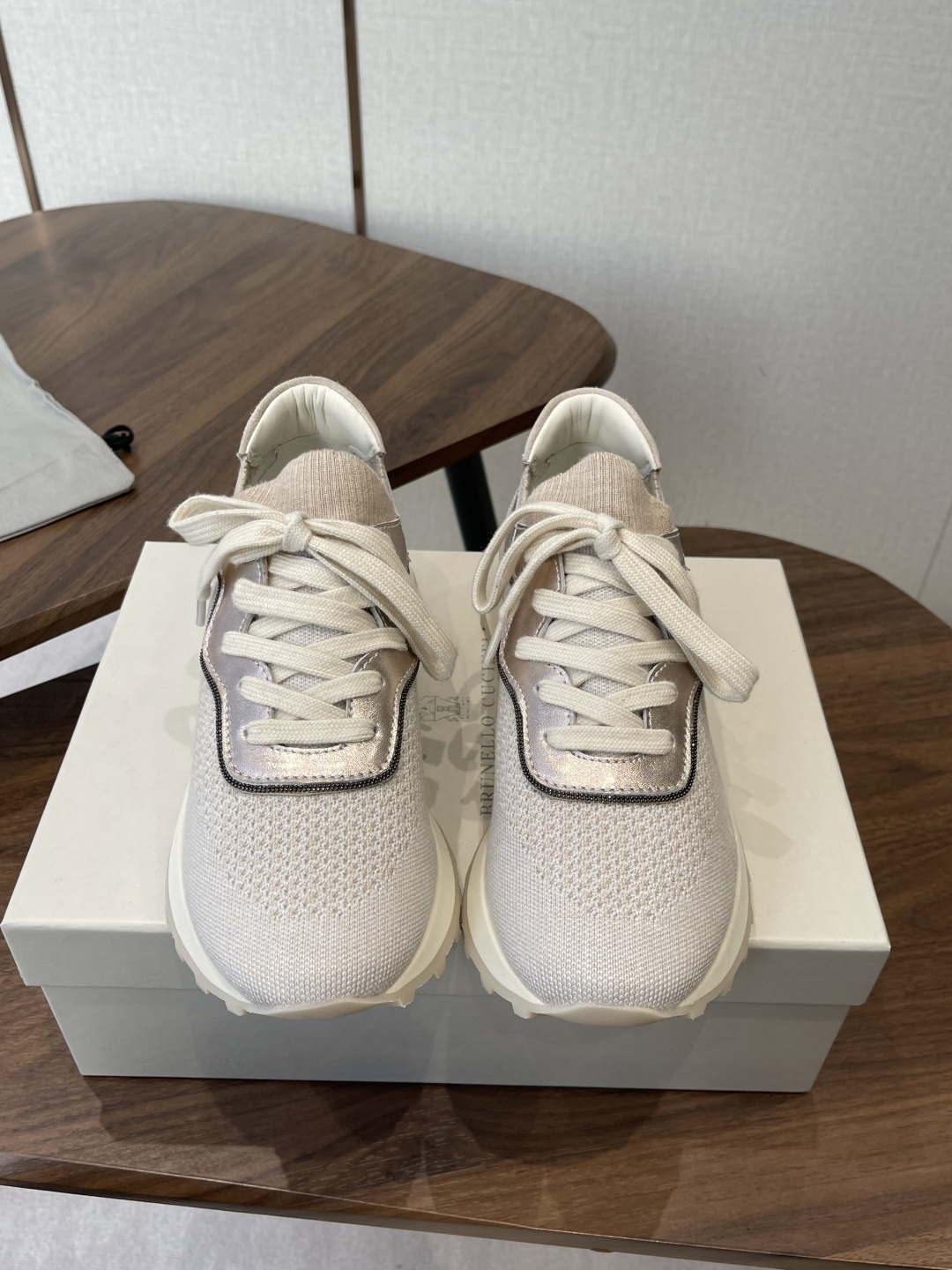 NO:693491,Brunello Cucinelli26ss women's decorative fly-knit casual sports shoes BC new new women's striped suede single shoes with sheepskin pads.  Sports shoes, the upper is a one-to-one reproduction of high mercerized, cowhide splicing special materials. It is matched with a hardware chain that will not fade, and the hardware ruler has no bubbles. The inner sheepskin lining has sheepskin pads for the feet, high-density elastic latex (removable independent high-elastic latex insole), original rubber outsole with wear-resistant velvet outsole (super light outsole), code number 35-42 (35,41)  42 (customized, non-refundable), casual shoes/sports shoes, brunello cucinelli, sneakers, cowhide, sheepskin, chamois leather19860909Brunello Cucinelli26ss 女士装饰飞织休闲运动鞋BC新款新品女士条纹麂皮单鞋羊皮垫．运动鞋 鞋面一比一复刻高丝光、牛皮拼接特殊材料 搭配五金链条不掉色,五金尺无气泡. 内里羊皮里 垫脚羊皮垫,高密度弹力乳胶（可拆卸独立高弹力乳胶鞋垫） 大底原版像胶底片配耐磨绒大底（超轻大底） 码数35-42（35,41 42定做不退换）,休闲鞋/运动鞋,brunello cucinelli,sneakers,cowhide,sheepskin,chamois leather,Women's Shoes