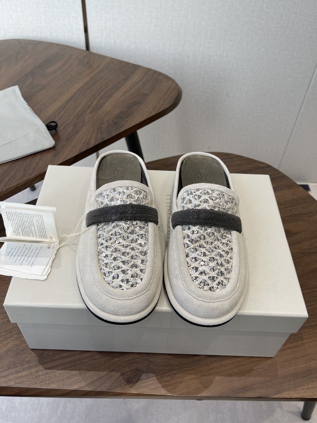 NO:693487,Brunello Cucinelli 26ss women's beaded decorative casual mule slippers BC new new women's striped suede mule slippers sheepskin pad.  Decorative beaded sports shoes) model number. The upper is engraved with high mercerization and spliced with special materials of cowhide. It matches the hardware chain and does not fade. The hardware ruler has no bubbles. The inner sheepskin lining has sheepskin pads for the feet and high-density elastic latex (removable independent high-elastic latex insole). The original rubber outsole is equipped with a wear-resistant velvet outsole (super light outsole). The code number is 35-42 (35 41).  42 Customized (non-refundable), half drag, brunello cucinelli, sneakers, slippers, cowhide, sheepskin, chamois leather19860909Brunello Cucinelli 26ss女士镶珠装饰休闲穆勒拖鞋BC新款新品女士条纹麂皮穆勒拖鞋羊皮垫．装饰镶珠运动鞋）款号 鞋面一比一复刻高丝光、牛皮拼接特殊材料 搭配五金链条不掉色,五金尺无气泡. 内里羊皮里 垫脚羊皮垫,高密度弹力乳胶（可拆卸独立高弹力乳胶鞋垫） 大底原版像胶底片配耐磨绒大底（超轻大底） 码数35-42（35 41 42定做不退换）,半拖,brunello cucinelli,sneakers,slippers,cowhide,sheepskin,chamois leather,Women's Shoes