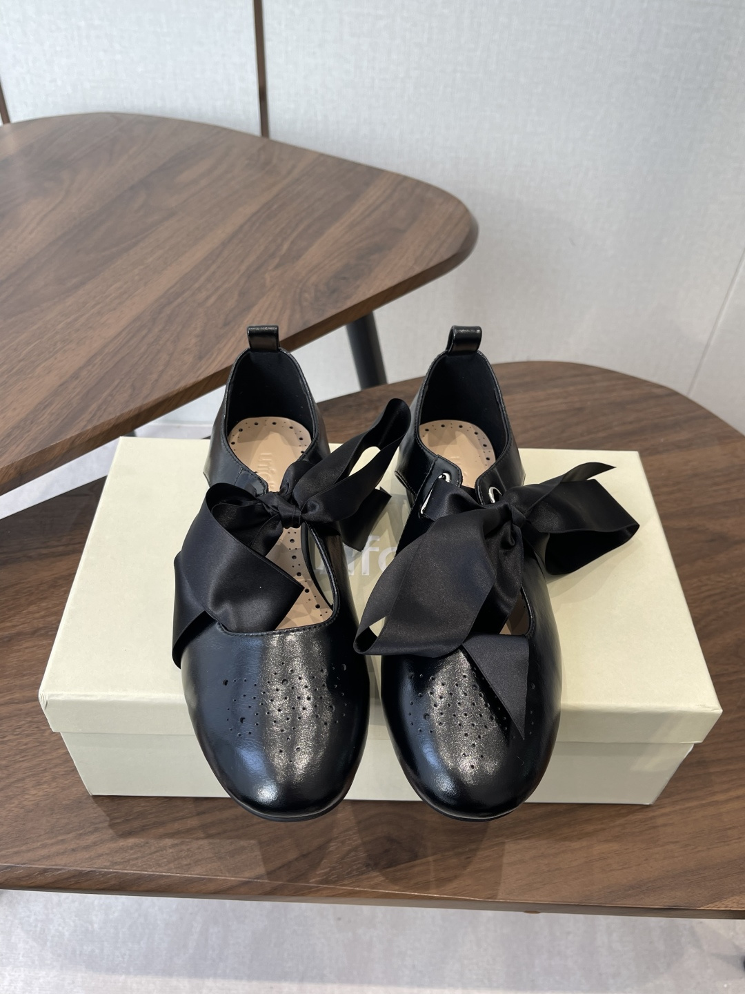 NO:693483,UNFOLIO 26 spring and summer new products simple flat bottom round toe bow Mary Jane small leather shoes single shoes Retro meets textured leather Delicate oil wax leather hand-stitching outlines exquisite details The slip-on design is suitable for all exquisite moments in a hurry. Whether it is smart with a suit or retro with a skirt, you will know what 'lazy high-end' means when you put on your feet. It allows you to wear an effortless fashionable tone in daily life. The upper is imported calf leather patent leather  Imported butter leather, lining and foot pads, imported sheepskin, original molded rubber outsole Size 35-40 (40 and 41 are non-refundable), single shoes, mary jane, skirts, business suit, cowhide, sheepskin19860909UNFOLIO 26春夏新品简易平底圆头 蝴蝶结 玛丽珍小皮鞋 单鞋 复古撞上质感皮革 细腻油蜡皮手工缝线勾勒出精致细节 一脚蹬设计适配所有赶时间的精致时刻 不管是配西装的干练 还是搭裙装的复古 上脚就懂什么叫“慵懒高级感” 让你在日常里穿出不费力的时髦腔调 鞋面进口小牛皮漆皮 进口牛油皮 内里垫脚进口羊皮 原版开模橡胶大底 Size35-40（40 41定不退换）,单鞋,mary jane,skirts,business suit,cowhide,sheepskin,Women's Shoes