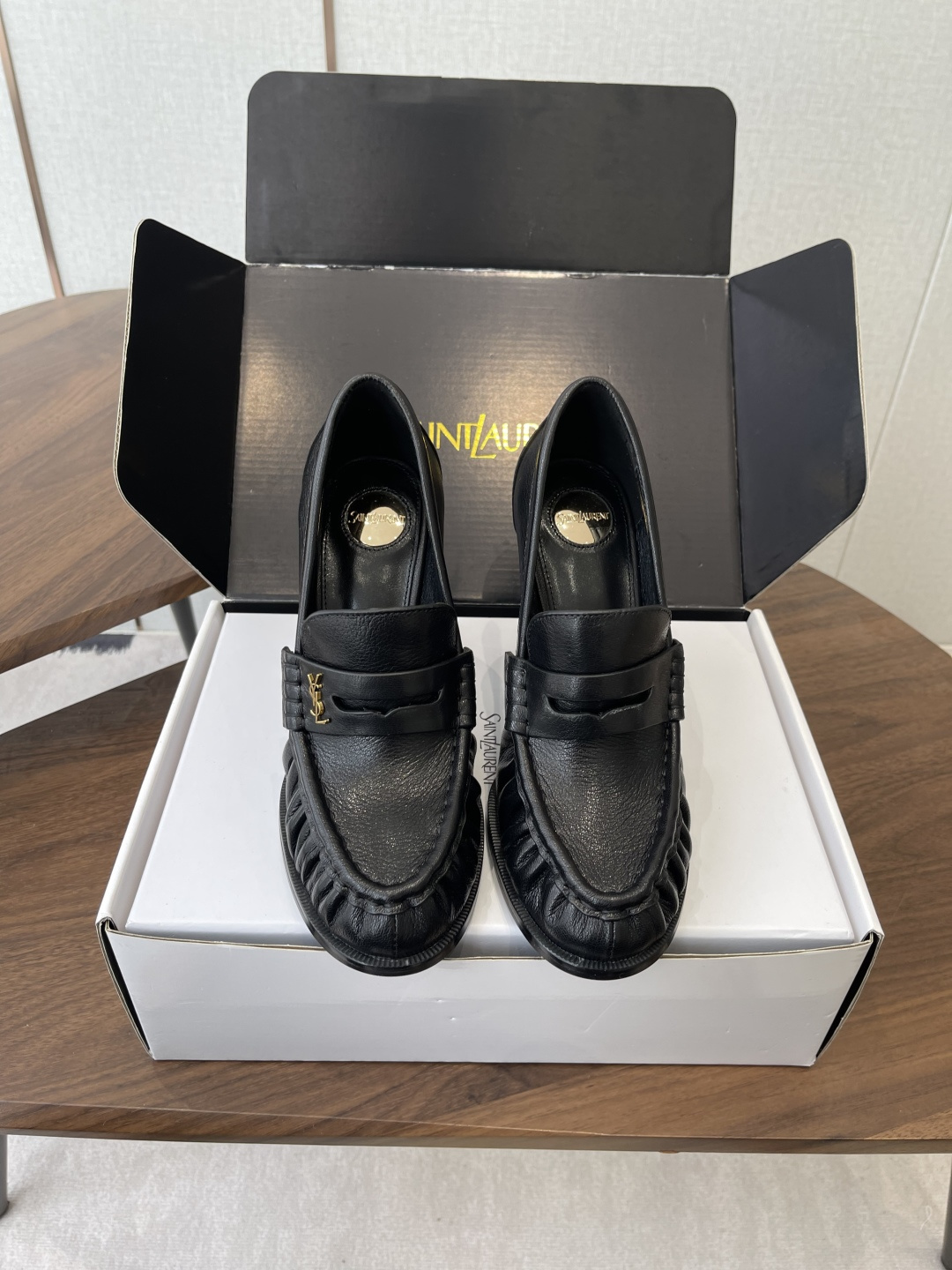 NO:693480,(Official website sync box packaging) YSL Yves Saint Laurent (Yang Shulin) popular loafers made of calfskin high-heeled loafers loafers Each pair has different details. From eels to calfskin, from metal buckles to heels, from flat models to high heels, different styles are suitable for different wearing scenarios. You can choose the simple model for daily commuting, which is suitable for matching suits or dresses. You can choose the high-heeled model for dating, which is elegant and feminine. For shopping, you can choose the flat-heeled model, which is fashionable and warm. It is comfortable and does not rub your feet, and your temperament is instantly improved. I really love it! I prefer loafers more in the past two years. Loafers are also my favorite type of lazy shoes. You can basically go out with just one step. They are super convenient and comfortable. They are very versatile and worth recommending. The upper is imported sheepskin, the lining is sheepskin, and the sole is Italian genuine leather. The heel height is 10CM. Size 35-42 (40 41 42 is custom-made and cannot be returned or exchanged). High heels, saint laurent, saint laurent, loafers, high heels,skirts,business suit,cowhide,sheepskin,sheep,Leather soles19860909（官网同步盒包装） YSL Yves Saint Laurent (杨树林）大爆款樂福鞋小牛皮制造 高跟乐福鞋 乐福鞋 每一双都有不同的细节.从鳗鱼到胎牛猄面或者小牛皮,从金属扣到跟底,从平底款到高跟款,不同的款式适配不同的穿搭场景.日常通勤可以选择简约款,搭配西装或连衣裙都很合适.约会可以选择高跟款,优雅又有女人味. 逛街可以选择平跟款,时尚又保暖.上脚舒适不磨脚,气质瞬间提升,真的太爱了！ 近两年偏爱乐福鞋多点乐福鞋也是近两年比较喜欢的懒人鞋型基本脚一蹬就可以出门、超方便,舒适度棒棒滴,非常百搭,值得推荐 鞋面进口羊京 内里羊皮垫脚、鞋底意大利真皮大底 跟高10CM Size35-42（40 41 42订做不退换）,高跟鞋,saint laurent,saint laurent,loafers,high heels,skirts,business suit,cowhide,sheepskin,sheep,Leather soles,Women's Shoes