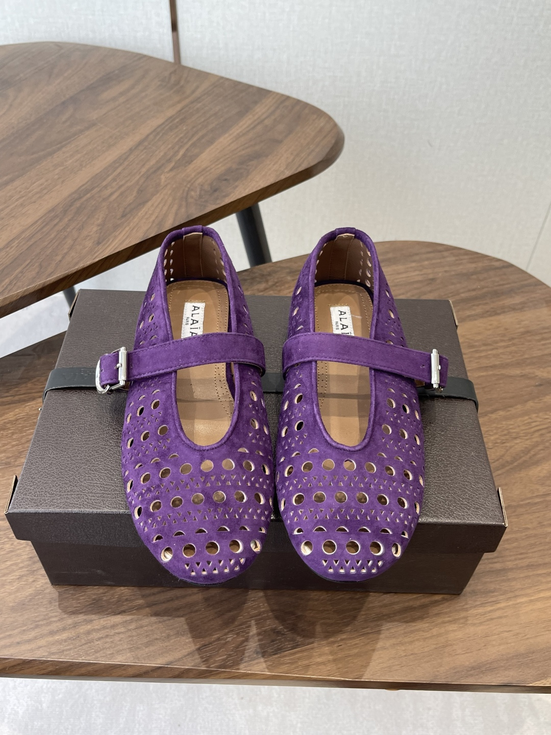 NO:693466,ALAIA 26ss spring and summer ballet shoes French high-end first-line haute couture brand AzzedineAlaia: the last craftsman in the fashion industry, the king of tailoring that is only loyal to showing off the female body curves. The brand Alaia, founded in 1979, has always been selling stylish women's shoes with a full sense of fashion. It is well-known in the Paris fashion industry and around the world. Victoria Beckham, Michelle Obama, Ladygaga, and Madonna are all admirers and number one fans of ALAA. The upper is woven with original wool threads.  Sheepskin foot pads, rubber soles, Size#35-42 (40 41 42 custom-made, non-returnable), ballet shoes, alaia, sheepskin19860909ALAIA 26ss 春夏 芭蕾舞鞋 法国高端一线高定品牌 AzzedineAlaia:时尚界最后的手艺人 只忠于展现女性身体曲线的裁剪之王 始创于1979年的品牌Alaia 一直主售时装感十足的型格女鞋 巴黎时装界以及全世界都享有盛誉维多利亚贝克汉姆,米歇尔奥巴马,Ladygaga ,麦当娜, 都是ALAA的崇拜者和头号粉丝 鞋面原版羊毛线编织 垫脚羊皮 鞋底橡胶底 Size#35-42（40 41 42订做不退换）,芭蕾舞鞋,alaia,sheepskin,Women's Shoes