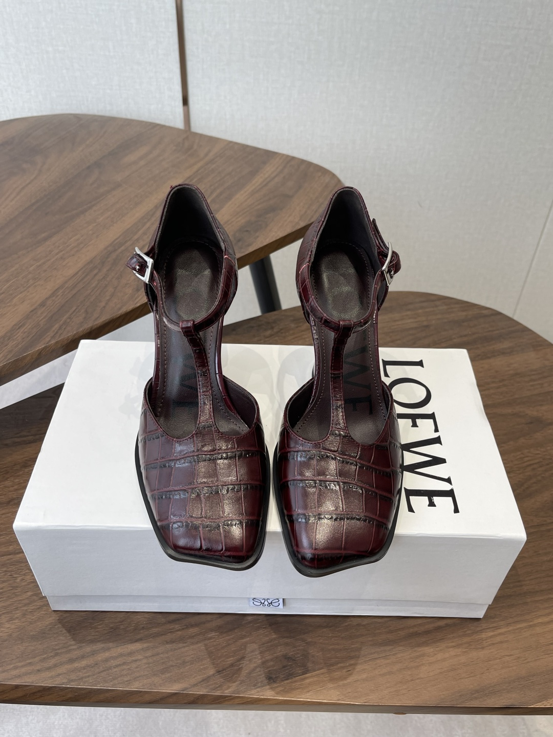 NO:693473,LOEWE 26ss summer sandals are real air-conditioned shoes, with a looming beauty, they are really beautiful on the feet!  !  !  Highly recommended, super lazy fashion slippers, three ways to wear them, the same style worn by celebrity bloggers!  Fabric imported cowhide, lining imported sheepskin, heel height: 9cm, outsole: original leather outsole, Size 35-40 (40 customized, non-refundable), high heels and sandals, loewe, loewe, sandals, high heels, cowhide, sheepskin, Leather soles19860909罗意威LOEWE 26ss 夏季 凉鞋 真正空调鞋,加若隐若现的美感,上脚真的太美了！！！强烈推荐,超级懒人时装拖,三种穿法,明星博主同款！ 面料进口牛皮 内里进口羊皮 跟高:9cm 大底:原版真皮大底 Size35-40（40订做不退换）,高跟鞋凉鞋,loewe,loewe,sandals,high heels,cowhide,sheepskin,Leather soles,Women's Shoes