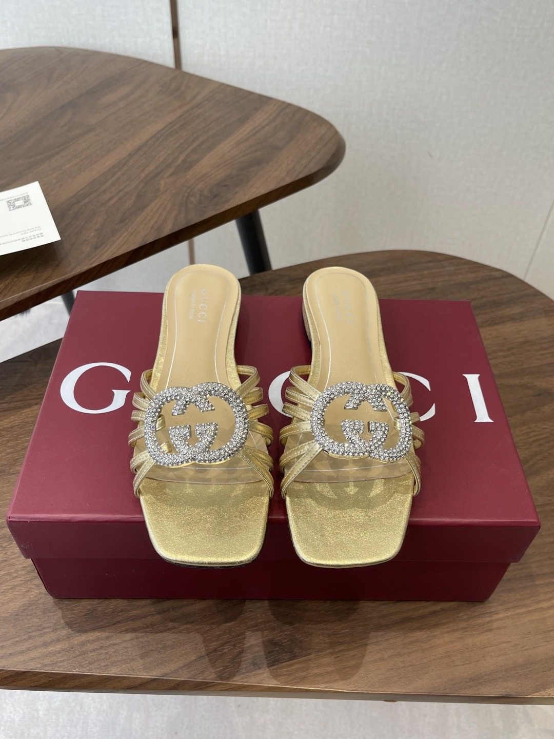 NO:693472,Gucci26ss double G diamond buckle flat slippers top quality!  Purchase the original version and get a 1:1 top-quality replica!  The material is the same as the Y version. It is quite textured and can be compared with ZG. This high-heeled sandal has now become a classic item of the brand. The chain diamond buckle, a collection element inspired by the initials of Mr. GuccioGuccis02, injects brand connotation into this shoe. The brand uses different textures and colors to inject modern essence into the classic slippers. It is simply too classic to match the chain with diamond decoration. The material is imported cow patent leather, the lining is imported sheepskin, and the heel is high and flat.  Outsole Italian leather outsole. Size 35-42 (41.42 customized), slippers, gucci, sandals, slippers, sheepskin, Leather soles19860909Gucci26ss双G钻扣平底拖鞋顶级品质！原版购入1:1顶级复刻！ 材质和Y版一致 相当有质感 可以对比ZG无差距 这款高跟凉鞋现已成为品牌经典单品,灵感源自GuccioGuccis02先生姓名首字母缩写的典藏元素链条钻扣为这款鞋履注入品牌内涵.·品牌运用不同织纹和配色在经典拖鞋中注入现代精髓.搭配上链条镶钻饰简直太经典了. 面料进口牛漆皮 内里进口羊皮里 跟高平底, 大底意大利真皮大底. 码数35-42（41.42定做）,拖鞋,gucci,sandals,slippers,sheepskin,Leather soles,Women's Shoes