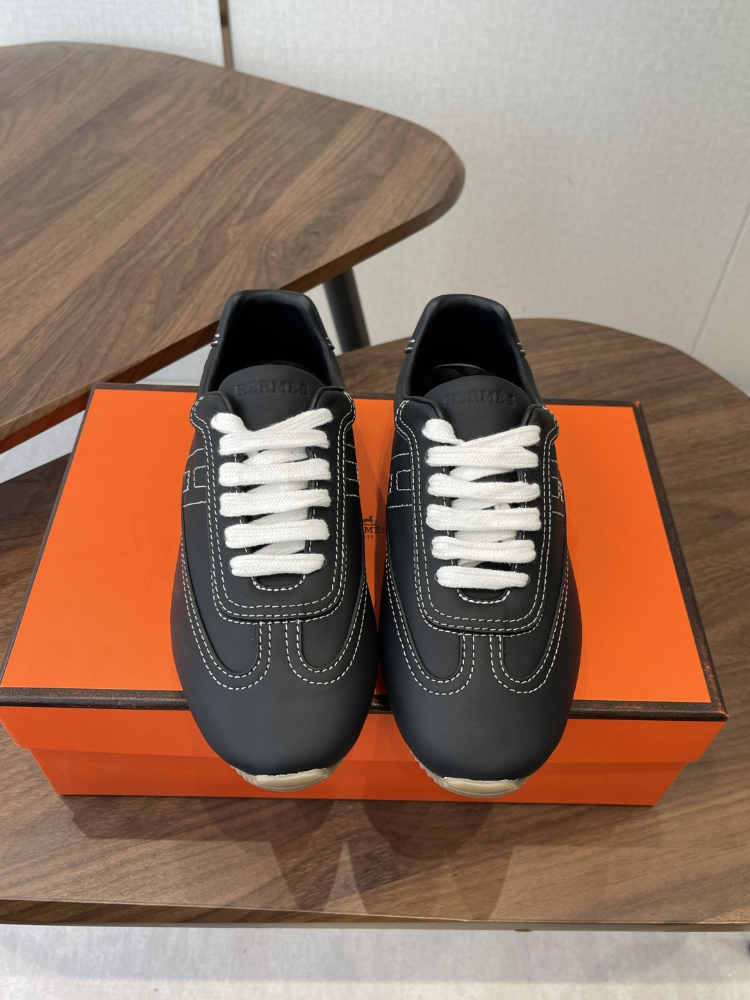 NO:693469,Men's 10 Hermes Couple's H-lace sports shoes and sneakers. The craftsmanship is exquisite and new products are available at the counter at the same time. Every detail of the shoes is made with special care and is quite eye-catching. The elegant splicing elements highlight the good temperament!  The fashionable fly weave lace-up method adds a casual atmosphere, and the exquisite lines can better reflect the family-style design language. The exquisite lines interspersed perfectly fit the foot shape, naturally outline the fashionable outline, achieve a visual impact effect, and fully interpret a different sports style!  The fabric is imported cowhide, mixed sheepskin for foot pads, comfortable on the feet, IP TPU outsole, seamless combination of German technology irradiation machine, lightweight and highly elastic, non-slip and wear-resistant!  Original box packaging Size #Female 35-40 #Male 39-45 (Female 40 and Male 45 are custom-made and cannot be returned or exchanged), casual shoes/sports shoes, hermes, hermes, sneakers, cowhide, sheepskin19860909男款10Hermes爱马仕 情侣款H系带 运动鞋板鞋 工艺极致,同步专柜上新.鞋子的每一个细节都特别用心,相当惹眼,雅致的拼接元素,凸显不俗的气质！ 时尚飞织系带方式,增添休闲的气息,精致的线条,无形之中能够更好体现出家族式的设计语言,穿插精致的线条 完美契合脚型,自然的勾勒出时尚的轮廓,达到视觉上的冲击效果,充分演绎不一样的运动风格！ 面料进口牛皮 垫脚混种羊皮,脚感舒适,ip tpu 大底,德国技术照射机无缝组合 轻便高弹,防滑耐磨！原盒包装 Size#女35-40 #男39-45（女40 男45订做不退换）,休闲鞋/运动鞋,hermes,hermes,sneakers,cowhide,sheepskin,Women's Shoes