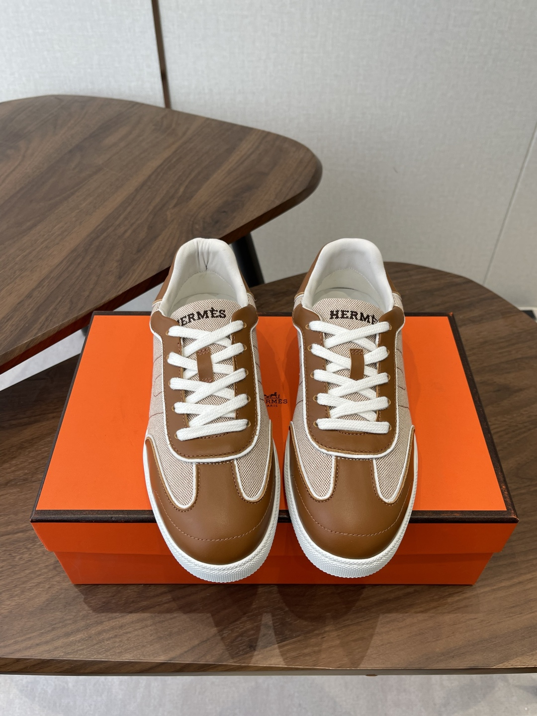 NO:759868,Men's 10 Hermes Couple's H-lace sports shoes and sneakers. The craftsmanship is exquisite and new products are available at the counter at the same time. Every detail of the shoes is made with special care and is quite eye-catching. The elegant splicing elements highlight the good temperament!  The fashionable fly weave lace-up method adds a casual atmosphere, and the exquisite lines can better reflect the family-style design language. The exquisite lines interspersed perfectly fit the foot shape, naturally outline the fashionable outline, achieve a visual impact effect, and fully interpret a different sports style!  The fabric is imported cowhide, mixed sheepskin for foot pads, comfortable on the feet, IP TPU outsole, seamless combination of German technology irradiation machine, lightweight and highly elastic, non-slip and wear-resistant!  Original box packaging Size #Female 35-40 #Male 39-45 (Female 40 and Male 45 are custom-made and cannot be returned or exchanged), casual shoes/sports shoes, hermes, hermes, sneakers, cowhide, sheepskin19860909男款10 Hermes爱马仕 情侣款H系带 运动鞋板鞋 工艺极致,同步专柜上新.鞋子的每一个细节都特别用心,相当惹眼,雅致的拼接元素,凸显不俗的气质！ 时尚飞织系带方式,增添休闲的气息,精致的线条,无形之中能够更好体现出家族式的设计语言,穿插精致的线条 完美契合脚型,自然的勾勒出时尚的轮廓,达到视觉上的冲击效果,充分演绎不一样的运动风格！ 面料进口牛皮 垫脚混种羊皮,脚感舒适,ip tpu 大底,德国技术照射机无缝组合 轻便高弹,防滑耐磨！原盒包装 Size#女35-40 #男39-45（女40 男45订做不退换）,休闲鞋/运动鞋,hermes,hermes,sneakers,cowhide,sheepskin,Women's Shoes