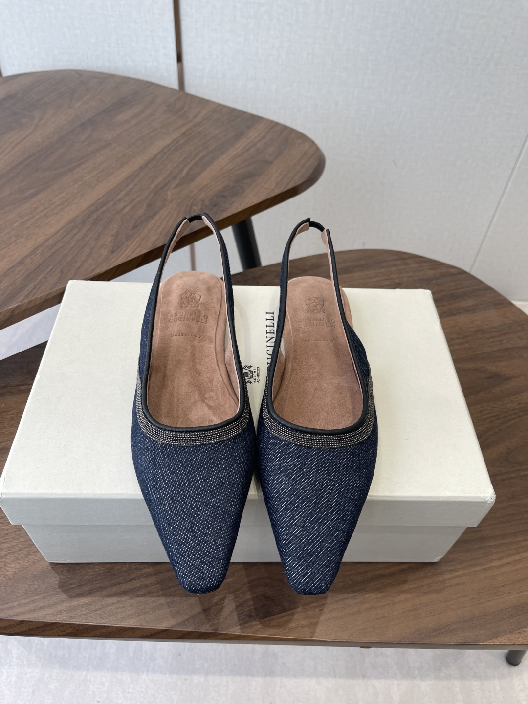NO:722960,BrunelloCucinell*·BC 26ss spring and summer high-heeled square-toe sandals. Square-toe shoes are always very feminine, elegant, refined, not hasty or slow, and have a kind of temperament that many loafers cannot match. But if pointed-toe high-heeled shoes are tired after wearing them for a long time, then a pair of square-toe flat shoes that are easy to wear and look good are just needed. Imported cowhide, fine leather, foot feel is very important. Needless to say, there is no need to say more. Women know the importance of a good pair of shoes to avoid all kinds of friction and wear on the feet.  Delicate texture is a must. Material: imported cowhide. Foot pads: sheepskin. Outsole: genuine leather sole imported from Italy. Size#35-41 (40 41 custom-made, non-refundable), sandals, brunello cucinelli, loafers, sandals, flats, high heels, cowhide, sheepskin19860909BrunelloCucinell*·BC 26ss春夏高跟方头凉鞋 方头鞋一贯是很有女人味的 优雅 精致不急不缓 是有一种气质的这是很多乐福鞋比拟不了的 但是如果尖头高跟鞋穿久了累 那么一双好穿好看的方头平底鞋就是刚需了 进口牛皮 皮质细腻 脚感很重要 这个不需要多说 女人太懂一双好鞋的重要性了 避免各种摩擦磨脚 细腻的质感就是必须要有的 材质:进口牛皮 垫脚:羊皮 大底:意大利进口真皮底 Size#35-41（40 41订做不退换）,凉鞋,brunello cucinelli,loafers,sandals,flats,high heels,cowhide,sheepskin,Women's Shoes