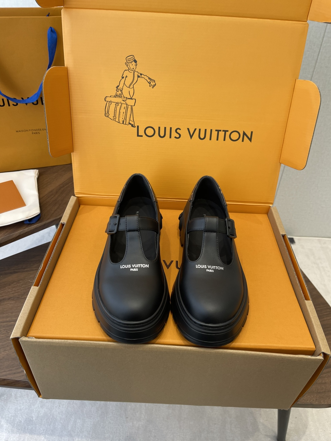 NO:707342,(Official website sync box packaging) Louis Vuitton 26 spring and summer LV Louis Vuitton autumn and winter new retro thick-soled shoes Mary Jane are very cute and very age-reducing, not afraid of showing short legs at all, after wearing them, the legs look thin and straight, super recommended!  Simple and easy to match, it shows leg length!  Full texture, clear texture, shiny upper imported patent leather/imported suede/imported cowhide, lining sheepskin, outsole Tpu original material Size#35-41 (40 41 customized, non-returnable), loafers, louis vuitton, louis vuitton, louis vuitton, loafers, mary jane, cowhide, sheepskin, chamois leather19860909（官网同步盒包装） Louis Vuitton 26春夏LV 路易威登秋冬新款复古厚底鞋 玛丽珍 可爱十足非常减龄,完全不害怕显腿短,穿上后显得腿又瘦又直,超级推荐！ 简约好搭超显腿长！质感满满,纹理清晰,有光泽 鞋面进口漆皮/进口麂皮/进口牛皮 内里羊皮 大底Tpu原版材料 Size#35-41（40 41订做不退换）,乐福鞋,louis vuitton,louis vuitton,louis vuitton,loafers,mary jane,cowhide,sheepskin,chamois leather,Women's Shoes