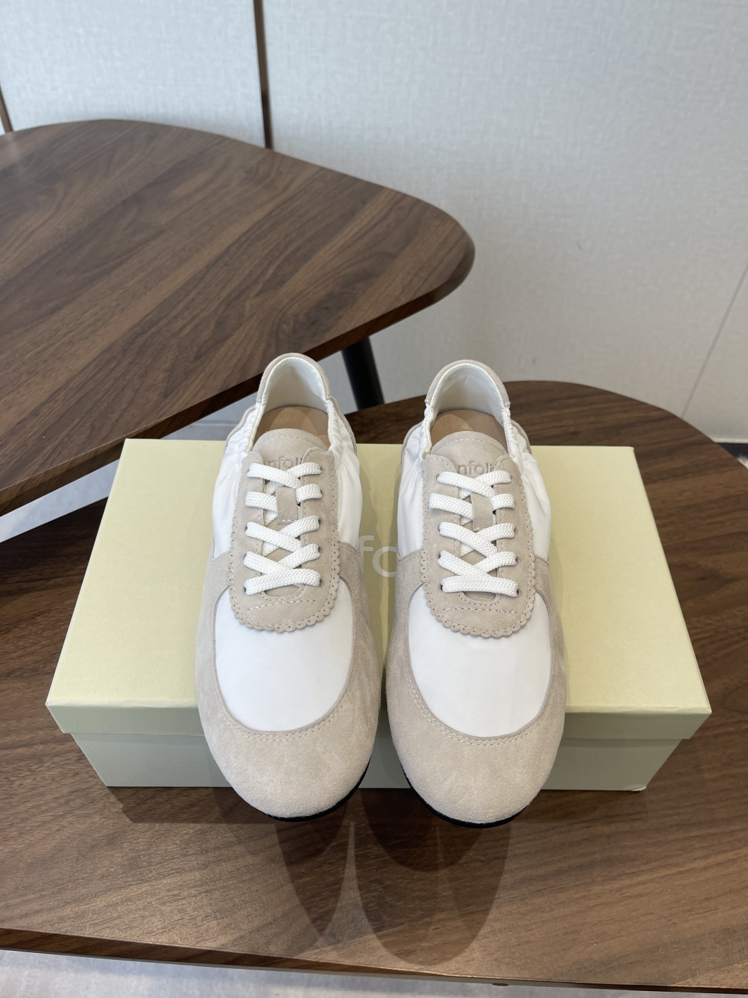 NO:707337,Unfolo26ss new early spring Cambre pleated moral training shoes Cambre pleated ballet sneakers use the collision of materials to interpret multiple styles, taking into account comfort and texture. The cream white and gray pink models are made of sheep suede spliced with a three-layer structure nylon fabric, which is soft, comfortable and suitable for many seasons. The oatmeal and maple brown are made of sheep suede colliding with wool blended fabrics, which have a warm autumn and winter atmosphere.  Dual-texture rubber soles take into account practical performance, with delicate materials and soft colors, easily adaptable to various scenes such as commuting and leisure, balancing comfort and fashion. The uppers are made of original imported sheep suede/waterproof nylon fabric. The lining is sheepskin. The soles are original custom-made non-slip rubber outsole. Size 35-39 (customized for 40, non-refundable), casual shoes/sports shoes, sneakers, sheepskin19860909Unfolo26ss早春新款 cambre 褶皱 德训鞋 Cambre抽褶芭蕾运动鞋以材质碰撞演绎多元风格,兼顾舒适与质感. 奶油白与灰粉色款选用羊反毛拼接三层结构尼龙织物,柔软舒适且适配多季节穿着 燕麦色与枫叶棕色则以羊反毛碰撞羊毛混纺织物,自带温润秋冬氛围. 双质感橡胶鞋底兼顾实用性能,以细腻材质与柔和配色,轻松适配通勤,休闲等多样场景,平衡舒适与时尚感 鞋面采用原版进口羊反绒/防水尼龙织物 内里垫脚羊皮 鞋底原版定制防滑橡胶大底 码数35-39（40定做不退换）,休闲鞋/运动鞋,sneakers,sheepskin,Women's Shoes