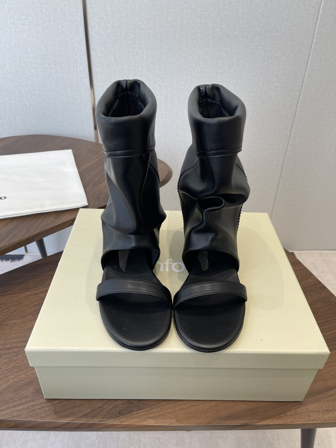 NO:707340,Unfolio26ss new early spring flat-soled sandals and pile boots combine the shape of sandals and pile boots. The open-toe design is paired with pleated pile boots, breaking the style boundaries of traditional shoes. It combines the breathability of sandals with the styling of boots; the flat sole design takes into account both comfort and visual enhancement.  Taking the route of combining niche retro 'old money style' with casual street style, it can be worn with skirts to create a gentle atmosphere, or with trousers to create a cool outfit, and is suitable for various scenes. Cow suede upper, sheepskin lining, rubber outsole, increased by 1cm, size 35-41 (customized sizes 40 and 41 are not returnable), boots, sandals, boots, skirts, sheepskin19860909Unfolio26ss早春新款平底凉拖堆堆靴 融合凉拖与堆堆靴的形态,露趾设计搭配褶皱堆堆靴筒,打破传统鞋履的款式边界,兼具凉鞋的透气感与靴子的造型感；平底的鞋底设计,兼顾舒适度与视觉增高效果. 走小众复古的“老钱风”与休闲街头风结合的路线,既可以搭配裙装营造温柔氛围感,也能配裤装打造酷飒的穿搭效果,适配场景多元. 鞋面牛反绒 内里羊皮 大底橡胶大底 增高1cm size35-41码（40、41码定制不退换）,靴子,sandals,boots,skirts,sheepskin,Women's Shoes