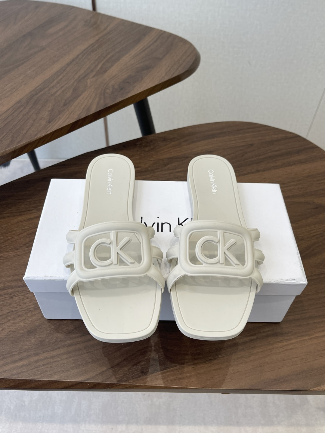 NO:759855,Small CK26ss latest beach sandals and slippers, one word jelly slippers, original molded LOGO, original molded same, original imported TPU for uppers, original engraving of soles, 1:1 stainless steel mold die-casting, Size#36-42, slippers, slippers19860909小CK26ss最新款沙滩凉拖鞋一字 果冻拖 原版开模LOGO 原版开模一致 鞋面原版进口TPU 鞋底原版雕刻1:1精钢模具压铸 Size#36-42,拖鞋,slippers,Women's Shoes