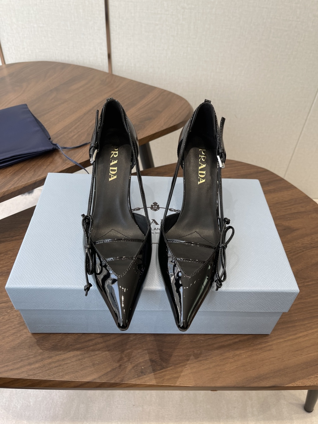 NO:817015,Prada26ss new spring and summer pointed toe bow high-heeled sandals single shoes adopt a classic combination of pointed toe and stiletto heel, with a thin ankle buckle design, and a simple bow on the toe, which has both elegance and feminine details; the slingback style enhances the lightness of the shoes and is suitable for formal and semi-formal wear scenarios. The Prada letter logo is clearly printed on the shoe body and ankle strap, and the brand logo is printed all over the inside of the shoe box to enhance brand recognition. The details reflect the brand's classic design language.  Cowhide upper, sheepskin lining, leather outsole, size 35-41 (customized sizes 40 and 41 are non-refundable), heel height 8cm, high-heeled shoes, prada, sandals, high heels, cowhide, sheepskin, Leather soles19860909Prada26ss春夏新款尖头蝴蝶结高跟凉鞋 单鞋 采用尖头和细高跟经典组合,搭配脚踝细带扣设计,鞋头处饰有简约蝴蝶结,兼具优雅感与女性化细节；露跟款式提升了鞋履的轻盈感,适配正式与半正式穿搭场景. 鞋身与脚踝带处清晰印有Prada字母标识,鞋盒内侧满印品牌logo,强化品牌辨识度,细节处体现品牌经典设计语言. 鞋面牛皮 内里羊皮 大底真皮大底 size35-41码（40、41码定制不退换） 跟高8cm,高跟鞋单鞋,prada,sandals,high heels,cowhide,sheepskin,Leather soles,Women's Shoes