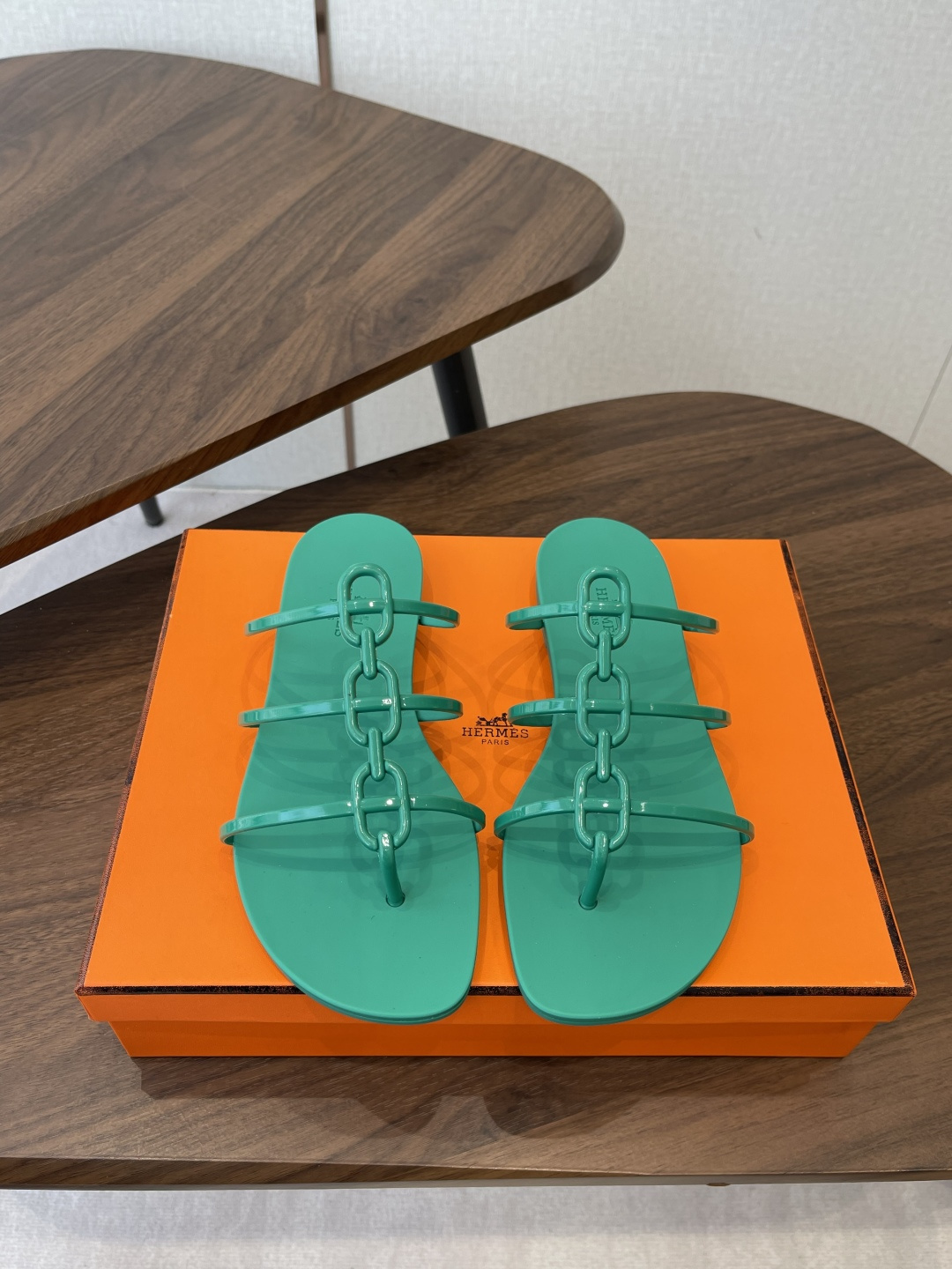 NO:759863,Purchasing agent level Hermès bouncing pig-nosed flip-flops, real shots, the most worth buying Hermès second uncle shoes. Legend has it that even if the shoes are not available, you should buy them. Trendy, fashionable, comfortable and versatile. Although the price has increased, the price is really not expensive. The new colors are very good-looking and there are many other colors. Compared with the men's version, there are not so many choices for women, but they are also very good-looking. The fabric is the same as the original lining. The lining is original. The sole is original. The size is 36-40 (41).  42 Customized (non-returnable and non-exchangeable), split-toe shoes, hermes, slippers19860909代购级别爱马仕 bouncing猪鼻子夹脚拖鞋实拍最值得的入手的爱马仕二舅鞋传说中不配货也要买的鞋潮流 时尚 舒适 百搭 虽然涨价 但价格真不贵新出的配色都很好看 还有很多其他配色 等女款相对男款,选择没有那么多不过也是很好看, 面料对版材质 内里原版内里 鞋底原版鞋底 码数36-40(41 42定制不退不换）,分趾鞋,hermes,slippers,Women's Shoes