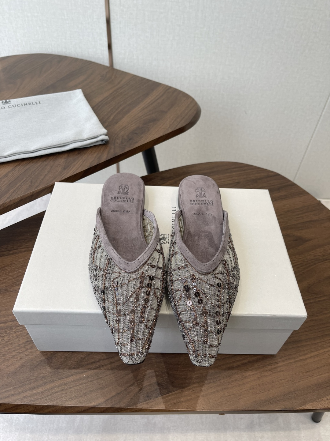 NO:757326,Brunello Cucinelli 26ss women's beaded decorative casual mule slippers sandals BC new new women's striped suede mule slippers sheepskin pad.  Decorative beaded sports shoes) model number. The upper is engraved with high mercerization and spliced with special materials of cowhide. It is matched with a hardware chain that does not fade and the hardware ruler has no bubbles. Sheepskin lining, outsole imported from Italy. Genuine leather outsole. Size 35-41 (35 41 is custom-made and cannot be returned or exchanged), half drag, brunello cucinelli, sandals, sneakers, slippers, cowhide, sheepskin, chamois leather, Leather.  soles19860909Brunello Cucinelli 26ss女士镶珠装饰休闲穆勒拖鞋凉鞋 BC新款新品女士条纹麂皮穆勒拖鞋羊皮垫．装饰镶珠运动鞋）款号 鞋面一比一复刻高丝光、牛皮拼接特殊材料 搭配五金链条不掉色,五金尺无气泡. 内里羊皮里 大底意大利进口真皮大底 码数35-41（35 41 定做不退换）,半拖,brunello cucinelli,sandals,sneakers,slippers,cowhide,sheepskin,chamois leather,Leather soles,Women's Shoes