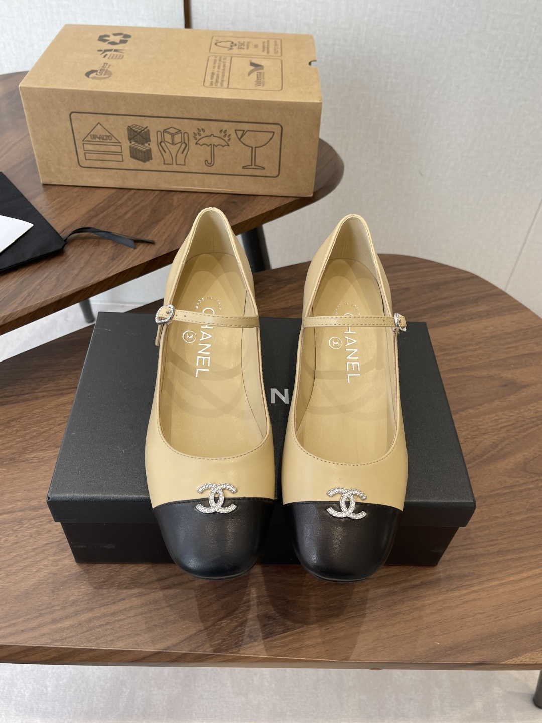 NO:759840,Chanel small fragrant style square toe color-blocked French rhinestone buckle strap granny shoes shallow mouth Mary Jane shoes!  !  Each pair of CHANEL's exquisite shoes is completed by talented shoe craftsmen who work together to complete the lasting, cutting, sewing and other processes to create an eternal classic symbol. It is spliced with soft sheepskin, and the sheepskin surface is soft and comfortable. The small square toe is very refined, the square toe is shallow and the feet are slim, the French style design is a versatile Mary Jane style, breathable and comfortable without stuffing the feet, soft fit without rubbing the feet. It is so beautiful and beautiful. Classic color matching for thousands of years.  The soft sheepskin is super comfortable and soft. It feels so comfortable that you want to wear it through time and don’t want to take it off. Recommended material. The upper is made of imported mixed sheepskin. The lining is mixed sheepskin. The outsole is Italian leather outsole. Height: 7.5cm. Size: 35-40 (34 40 41 42 custom-made and non-returnable), Mary Jane, chanel, chanel, mary jane, sheepskin, Leather soles.19860909Chanel小香风方头拼色法式水钻一字扣带奶奶鞋浅口玛丽珍鞋！！ 香奈儿CHANEL每一双精致鞋履都经过才华横溢的鞋艺师们将制楦、裁剪、缝合等工序分工协作完成,创造永恒经典象征. 软羊皮拼接,羊皮面柔软舒适. 小方头打造精致度非常高,方头浅口显脚瘦,法式小香风设计,日常百搭玛丽珍款,透气舒适不闷脚,柔软贴合不磨脚. 真是太美太好看了 万年经典配色 软软的羊皮超级舒服 柔软 舒越穿越想穿 不想脱掉的感觉 推荐 材质鞋面采用进口混种羊皮 内里混种羊皮 大底意大利真皮大底. 高度: 7.5cm 码数: 35-40(34 40 41 42定做不退换),玛丽珍,chanel,chanel,mary jane,sheepskin,Leather soles,Women's Shoes