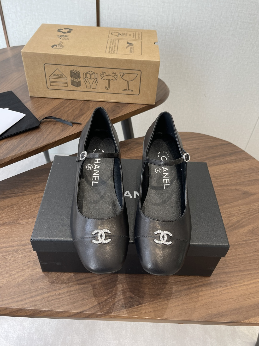 NO:759828,Chanel small fragrant style square toe color-blocked French rhinestone buckle strap granny shoes shallow mouth Mary Jane shoes!  !  Each pair of CHANEL's exquisite shoes is completed by talented shoe craftsmen who work together to complete the lasting, cutting, sewing and other processes to create an eternal classic symbol. It is spliced with soft sheepskin, and the sheepskin surface is soft and comfortable. The small square toe is very refined, the square toe is shallow and the feet are slim, the French style design is a versatile Mary Jane style, breathable and comfortable without stuffing the feet, soft fit without rubbing the feet. It is so beautiful and beautiful. Classic color matching for thousands of years.  The soft sheepskin is super comfortable and soft. It feels so comfortable that you want to wear it through time and don’t want to take it off. Recommended material. The upper is made of imported mixed sheepskin. The lining is mixed sheepskin. The outsole is Italian leather outsole. Height: 7.5cm. Size: 35-40 (34 40 41 42 custom-made and non-returnable), Mary Jane, chanel, chanel, mary jane, sheepskin, Leather soles.19860909Chanel小香风方头拼色法式水钻一字扣带奶奶鞋浅口玛丽珍鞋！！ 香奈儿CHANEL每一双精致鞋履都经过才华横溢的鞋艺师们将制楦、裁剪、缝合等工序分工协作完成,创造永恒经典象征. 软羊皮拼接,羊皮面柔软舒适. 小方头打造精致度非常高,方头浅口显脚瘦,法式小香风设计,日常百搭玛丽珍款,透气舒适不闷脚,柔软贴合不磨脚. 真是太美太好看了 万年经典配色 软软的羊皮超级舒服 柔软 舒越穿越想穿 不想脱掉的感觉 推荐 材质鞋面采用进口混种羊皮 内里混种羊皮 大底意大利真皮大底. 高度: 7.5cm 码数: 35-40(34 40 41 42定做不退换),玛丽珍,chanel,chanel,mary jane,sheepskin,Leather soles,Women's Shoes