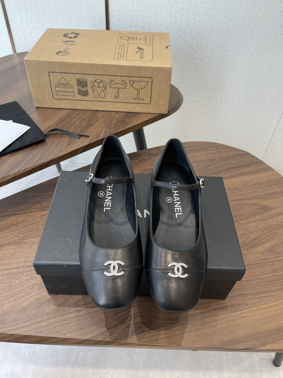 NO:759821,Chanel small fragrant style square toe color-blocked French rhinestone buckle strap granny shoes shallow mouth Mary Jane shoes!  !  Each pair of CHANEL's exquisite shoes is completed by talented shoe craftsmen who work together to complete the lasting, cutting, sewing and other processes to create an eternal classic symbol. It is spliced with soft sheepskin, and the sheepskin surface is soft and comfortable. The small square toe is very refined, the square toe is shallow and the feet are slim, the French style design is a versatile Mary Jane style, breathable and comfortable without stuffing the feet, soft fit without rubbing the feet. It is so beautiful and beautiful. Classic color matching for thousands of years.  The soft sheepskin is super comfortable and soft. It feels so comfortable that you want to wear it through time and don’t want to take it off. Recommended material. The upper is made of imported mixed sheepskin, the lining is mixed sheepskin, and the outsole is Italian genuine leather. Height: 2cm. Size: 35-40 (34 40 41 42 is custom-made and cannot be returned or exchanged), Mary Jane, chanel, chanel, mary jane, sheepskin, Leather soles.19860909Chanel小香风方头拼色法式水钻一字扣带奶奶鞋浅口玛丽珍鞋！！ 香奈儿CHANEL每一双精致鞋履都经过才华横溢的鞋艺师们将制楦、裁剪、缝合等工序分工协作完成,创造永恒经典象征. 软羊皮拼接,羊皮面柔软舒适. 小方头打造精致度非常高,方头浅口显脚瘦,法式小香风设计,日常百搭玛丽珍款,透气舒适不闷脚,柔软贴合不磨脚. 真是太美太好看了 万年经典配色 软软的羊皮超级舒服 柔软 舒越穿越想穿 不想脱掉的感觉 推荐 材质鞋面采用进口混种羊皮 内里混种羊皮 大底意大利真皮大底. 高度: 2cm 码数: 35-40(34 40 41 42定做不退换),玛丽珍,chanel,chanel,mary jane,sheepskin,Leather soles,Women's Shoes