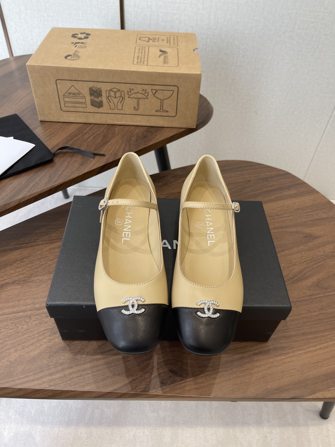 NO:759834,Chanel small fragrant style square toe color-blocked French rhinestone buckle strap granny shoes shallow mouth Mary Jane shoes!  !  Each pair of CHANEL's exquisite shoes is completed by talented shoe craftsmen who work together to complete the lasting, cutting, sewing and other processes to create an eternal classic symbol. It is spliced with soft sheepskin, and the sheepskin surface is soft and comfortable. The small square toe is very refined, the square toe is shallow and the feet are slim, the French style design is a versatile Mary Jane style, breathable and comfortable without stuffing the feet, soft fit without rubbing the feet. It is so beautiful and beautiful. Classic color matching for thousands of years.  The soft sheepskin is super comfortable and soft. It feels so comfortable that you want to wear it through time and don’t want to take it off. Recommended material. The upper is made of imported mixed sheepskin, the lining is mixed sheepskin, and the outsole is Italian genuine leather. Height: 2cm. Size: 35-40 (34 40 41 42 is custom-made and cannot be returned or exchanged), Mary Jane, chanel, chanel, mary jane, sheepskin, Leather soles.19860909Chanel小香风方头拼色法式水钻一字扣带奶奶鞋浅口玛丽珍鞋！！ 香奈儿CHANEL每一双精致鞋履都经过才华横溢的鞋艺师们将制楦、裁剪、缝合等工序分工协作完成,创造永恒经典象征. 软羊皮拼接,羊皮面柔软舒适. 小方头打造精致度非常高,方头浅口显脚瘦,法式小香风设计,日常百搭玛丽珍款,透气舒适不闷脚,柔软贴合不磨脚. 真是太美太好看了 万年经典配色 软软的羊皮超级舒服 柔软 舒越穿越想穿 不想脱掉的感觉 推荐 材质鞋面采用进口混种羊皮 内里混种羊皮 大底意大利真皮大底. 高度: 2cm 码数: 35-40(34 40 41 42定做不退换),玛丽珍,chanel,chanel,mary jane,sheepskin,Leather soles,Women's Shoes