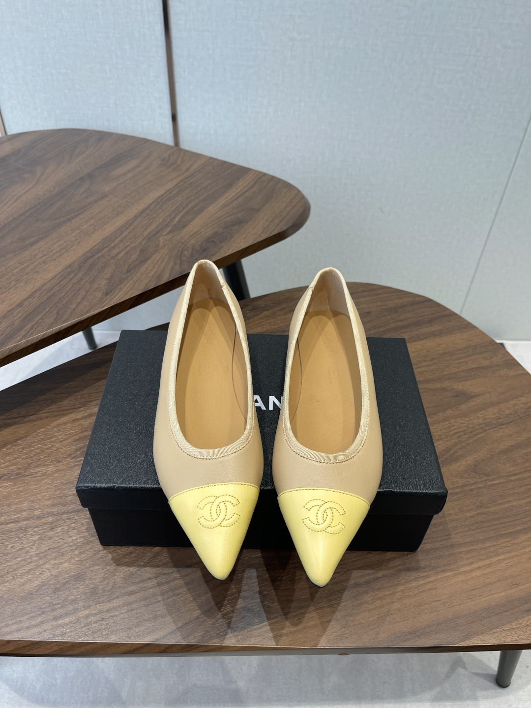 NO:759850,chanel 26ss Chanel's early spring series of single shoes is hot new, this season's hot style!  I really fell in love at first sight, the classic color combination is a perfect match!  It’s really super personalized, which is the biggest highlight of this shoe. The design is eye-catching but not exaggerated. It’s super cool for daily use. It’s super versatile whether paired with pants, sweaters or skirts. It looks good no matter how you wear it. The more you look at it, the more you like it! The upper is imported sheepskin, the lining is mixed sheepskin, and the outsole is Italian genuine leather. Size#35-41 (40  41 Custom-made (non-returnable), single shoes, chanel, chanel, chanel, hoodie, sweatshirts, skirts, sheepskin, Leather soles19860909chanel 26ss 香奈儿 单鞋早春系列火爆上新,这一季香家小爆款！ 真的一眼爱了,经典拼色完美搭配！ 真的超级有个性,是这款鞋子最大的亮点,醒目而不浮夸的设计,超日常超酷, 无论搭配裤子卫衣或裙子都超级百搭,怎么穿都好看,越看越喜欢! 鞋面进口羊皮 内里混种羊皮 大底意大利真皮大底 Size#35-41（40 41订做不退换）,单鞋,chanel,chanel,chanel,hoodie,sweatshirts,skirts,sheepskin,Leather soles,Women's Shoes