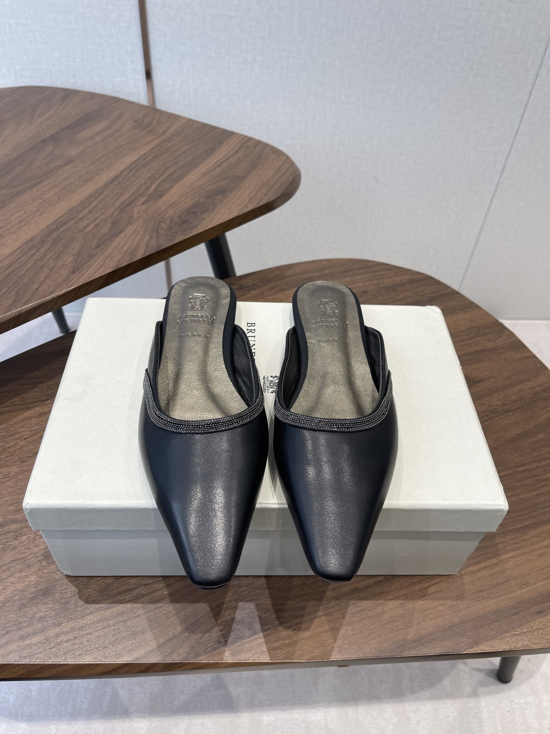 NO:757380,BrunelloCucinelliBC 26ss spring and summer flat square-toe slippers and mules. Square-toe shoes are always very feminine, elegant, refined, not hasty or slow, and have a kind of temperament that many loafers cannot match. But if pointed-toe high-heeled shoes are tired after wearing them for a long time, then a pair of square-toe flat shoes that are easy to wear and look good are just needed. Imported cowhide, fine leather, foot feel is very important. This needs no introduction. Women know the importance of a good pair of shoes to avoid all kinds of friction and wear on the feet.  Delicate texture is a must. Material: imported cowhide, chain upper, foot pad: sheepskin, outsole: genuine leather sole imported from Italy, Size#35-41 (40-41 customized, non-refundable), half drag, brunello cucinelli, loafers, flats, high heels, slippers, cowhide, sheepskin19860909BrunelloCucinelliBC 26ss 春夏平底方头拖鞋穆勒鞋 方头鞋一贯是很有女人味的 优雅 精致不急不缓 是有一种气质的这是很多乐福鞋比拟不了的 但是如果尖头高跟鞋穿久了累 那么一双好穿好看的方头平底鞋就是刚需了 进口牛皮 皮质细腻 脚感很重要 这个不需要多说 女人太懂一双好鞋的重要性了 避免各种摩擦磨脚 细腻的质感就是必须要有的 材质:进口牛皮 链条鞋面 垫脚:羊皮 大底:意大利进口真皮底 Size#35-41（40 41订做不退换）,半拖,brunello cucinelli,loafers,flats,high heels,slippers,cowhide,sheepskin,Women's Shoes