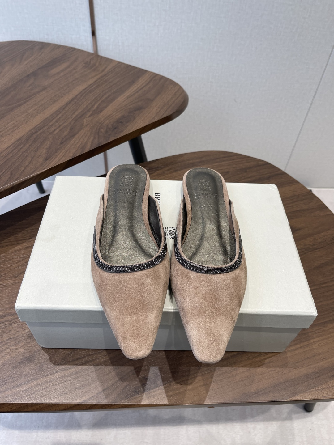 NO:757387,BrunelloCucinelliBC 26ss spring and summer flat square-toe slippers and mules. Square-toe shoes are always very feminine, elegant, refined, not hasty or slow, and have a kind of temperament that many loafers cannot match. But if pointed-toe high-heeled shoes are tired after wearing them for a long time, then a pair of square-toe flat shoes that are easy to wear and look good are just needed. Imported cowhide, fine leather, foot feel is very important. This needs no introduction. Women know the importance of a good pair of shoes to avoid all kinds of friction and wear on the feet.  Delicate texture is a must. Material: imported cowhide, chain upper, foot pad: sheepskin, outsole: genuine leather sole imported from Italy, Size#35-41 (40-41 customized, non-refundable), half drag, brunello cucinelli, loafers, flats, high heels, slippers, cowhide, sheepskin19860909BrunelloCucinelliBC 26ss 春夏平底方头拖鞋穆勒鞋 方头鞋一贯是很有女人味的 优雅 精致不急不缓 是有一种气质的这是很多乐福鞋比拟不了的 但是如果尖头高跟鞋穿久了累 那么一双好穿好看的方头平底鞋就是刚需了 进口牛皮 皮质细腻 脚感很重要 这个不需要多说 女人太懂一双好鞋的重要性了 避免各种摩擦磨脚 细腻的质感就是必须要有的 材质:进口牛皮 链条鞋面 垫脚:羊皮 大底:意大利进口真皮底 Size#35-41（40 41订做不退换）,半拖,brunello cucinelli,loafers,flats,high heels,slippers,cowhide,sheepskin,Women's Shoes