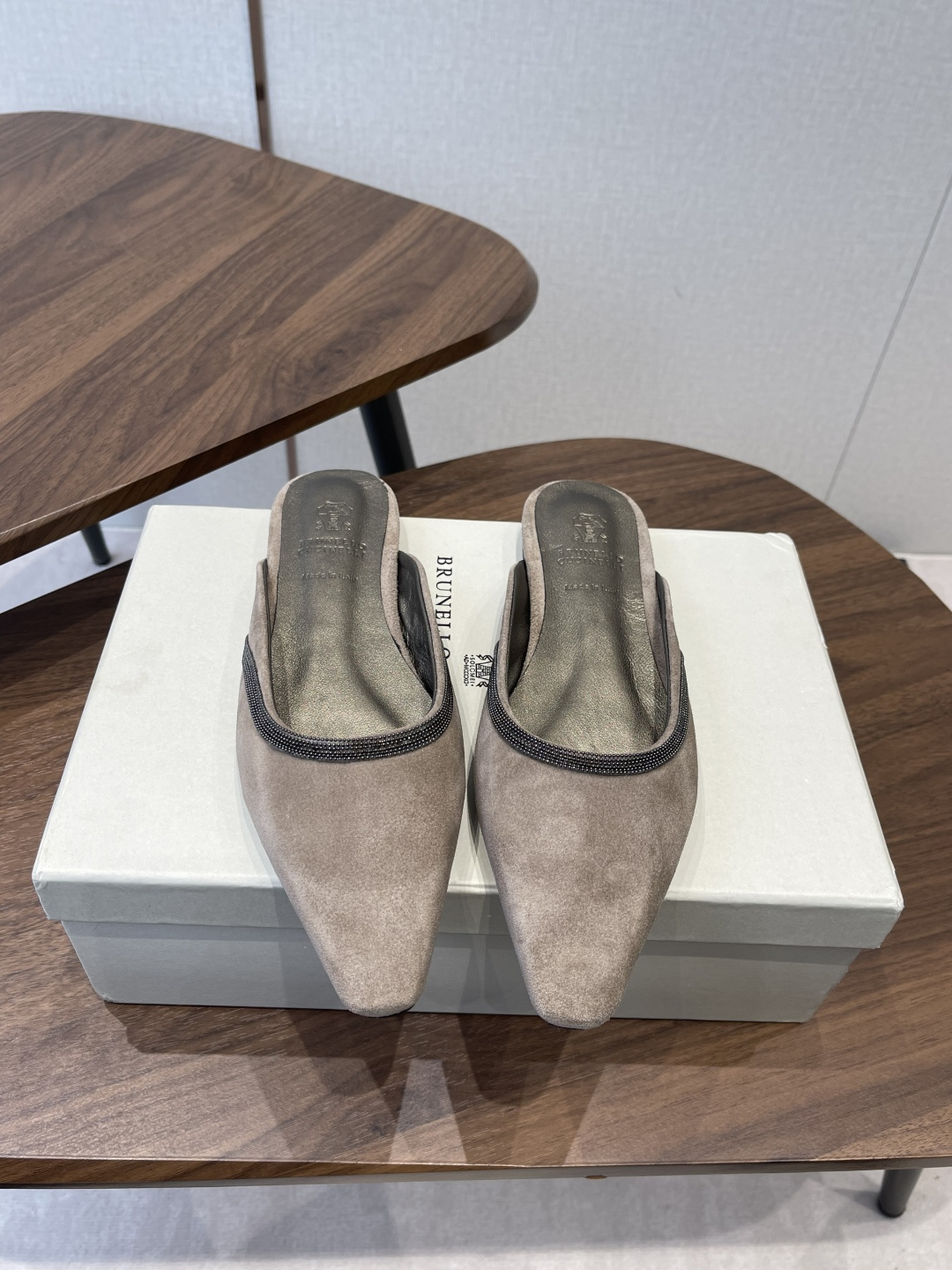 NO:722971,BrunelloCucinelliBC 26ss spring and summer flat square-toe slippers and mules. Square-toe shoes are always very feminine, elegant, refined, not hasty or slow, and have a kind of temperament that many loafers cannot match. But if pointed-toe high-heeled shoes are tired after wearing them for a long time, then a pair of square-toe flat shoes that are easy to wear and look good are just needed. Imported cowhide, fine leather, foot feel is very important. This needs no introduction. Women know the importance of a good pair of shoes to avoid all kinds of friction and wear on the feet.  Delicate texture is a must. Material: imported cowhide, chain upper, foot pad: sheepskin, outsole: genuine leather sole imported from Italy, Size#35-41 (40-41 customized, non-refundable), sandals, brunello cucinelli, loafers, sandals, flats, high heels, slippers, cowhide, sheepskin19860909BrunelloCucinelliBC 26ss 春夏平底方头拖鞋穆勒鞋 方头鞋一贯是很有女人味的 优雅 精致不急不缓 是有一种气质的这是很多乐福鞋比拟不了的 但是如果尖头高跟鞋穿久了累 那么一双好穿好看的方头平底鞋就是刚需了 进口牛皮 皮质细腻 脚感很重要 这个不需要多说 女人太懂一双好鞋的重要性了 避免各种摩擦磨脚 细腻的质感就是必须要有的 材质:进口牛皮 链条鞋面 垫脚:羊皮 大底:意大利进口真皮底 Size#35-41（40 41订做不退换）,凉鞋,brunello cucinelli,loafers,sandals,flats,high heels,slippers,cowhide,sheepskin,Women's Shoes