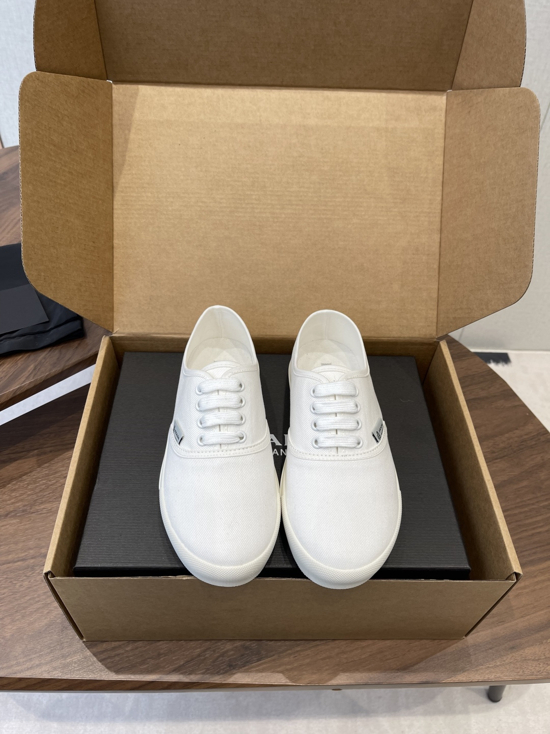 NO:759813,Prada26ss new early spring series of simple classic canvas casual shoes is based on classic canvas shoes. The shoe shape is neat and versatile, without complicated decoration, and only relies on lines and details to convey a sense of luxury. The white rubber edging of the shoe upper and toe creates a contrasting effect, which is an instantly recognizable brand design language and strengthens the retro casual atmosphere.  Black, white, burgundy, dark green and other colors are all versatile neutral colors, which can be paired with jeans and sweaters to create a casual daily look. The lining is made of soft lambskin, with cushioned insoles, which solves the pain point of traditional canvas shoes being too hard and can remain comfortable for long periods of time. Original fabric for the upper, sheepskin lining/original fabric, outsole, TPU two-color outsole, size 35-41 (customized sizes 40 and 41 are not returnable)  Heel height 2cm, casual shoes/sports shoes, prada, sneakers, hoodie, sweatshirts, jeans, sheepskin19860909Prada26ss早春新款简约经典帆布休闲鞋系列 以经典帆布鞋为基础,鞋型利落百搭,没有复杂装饰,仅靠线条和细节传递高级感.鞋面与鞋头的白色橡胶包边形成撞色效果,是一眼可辨的品牌设计语言,强化了复古休闲氛围. 黑、白、酒红、墨绿等配色都是百搭中性色,既能搭配牛仔裤、卫衣打造随性日常造型.内衬采用柔软的小羊皮,搭配缓冲鞋垫,解决了传统帆布鞋偏硬的痛点,长时间穿着也能保持舒适. 鞋面原版布料 内里羊皮/原版布料 大底TPU双色大底 size35-41码（40、41码定制不退换） 跟高2cm,休闲鞋/运动鞋,prada,sneakers,hoodie,sweatshirts,jeans,sheepskin,Women's Shoes