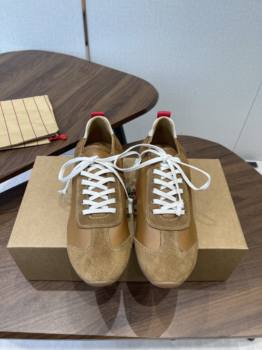 NO:725272,UMA WANG26ss new retro lace-up moral training shoes and casual shoes are lined with fine lambskin, which is skin-friendly and breathable. The upper stitching and distressed effects are all hand-processed, and the stitching is delicate and has a natural hand-made temperature, which reflects the craftsmanship standards of high-end designer brands.  The rubber outsole is soft and non-slip, fits the foot when walking, and takes into account retro styling and comfort. The low saturation color matching is very adaptable, and it can be paired with suits and dresses to create a formal look, or it can be combined with jeans and sweatshirts for a casual daily style. Sheepskin/cow suede upper, sheepskin lining, rubber outsole, size 35-45 (women's 40, 41, men's 44.45, customization is not returnable)  Heel height 2cm [Men 10], casual shoes/sports shoes, sneakers, hoodie, sweatshirts, skirts, jeans, business suit, sheepskin19860909UMA WANG26ss新款复古绑带德训鞋休闲鞋 内衬为细腻小羊皮,触感亲肤且透气性佳.鞋面拼接缝线、做旧效果均为手工处理,针脚细腻且带有自然的手工温度,体现了高端设计师品牌的工艺标准. 采用橡胶大底,柔软且防滑,行走时贴合脚感,兼顾了复古造型与舒适度.低饱和度配色适配性极强,既能搭配西装、连衣裙打造正式造型,也能与牛仔裤、卫衣组合出随性日常风格. 鞋面羊皮/牛反绒 内里羊皮 大底橡胶大底 size35-45码（女款40、41、男款44.45码定制不退换） 跟高2cm【男10】,休闲鞋/运动鞋,sneakers,hoodie,sweatshirts,skirts,jeans,business suit,sheepskin,Women's Shoes