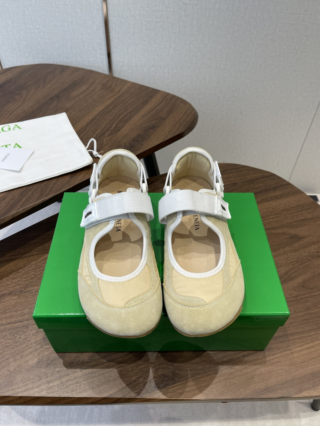 NO:759806,Bottega Veneta BV Bottega Veneta 26ss Spring and Summer New Mary Jane Forrest Shoes Dexun Sports Shoes Sneaker technology nylon and suede, inspired by retro sneakers, a new interpretation of classic sports shoes, a light, comfortable and breathable summer must-have item. The soles are made of classic imported suede, full of texture!   Size female 35-41 (40 41 custom-made, non-refundable), Mary Jane, bottega veneta, bottega veneta, bottega veneta, mary jane, sneakers, chamois leather19860909Bottega Veneta BV葆蝶家 26ss 春夏新款 玛丽珍 阿甘鞋 德训运动鞋 Sneaker科技尼龙和绒面打造,灵感来自复古球鞋,全新演绎经典运动鞋,轻便、舒适、透气的夏季必备单品 鞋底采用经典的进口麂皮 满满的质感呈现！  Size女35-41（40 41订做不退换）,玛丽珍,bottega veneta,bottega veneta,bottega veneta,mary jane,sneakers,chamois leather,Women's Shoes