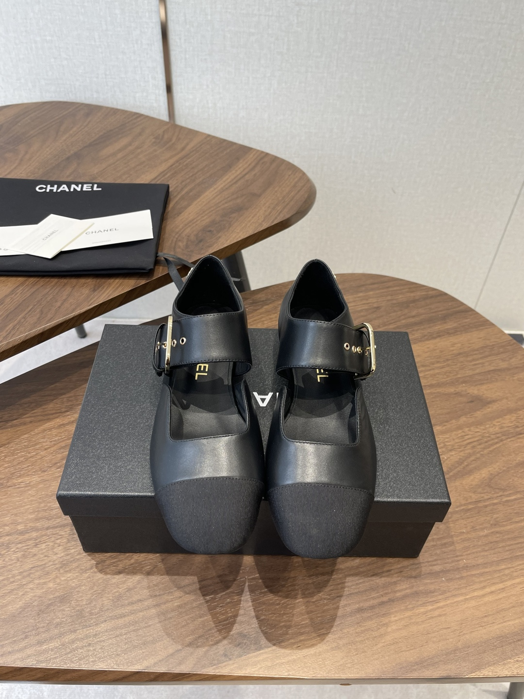 NO:759845,CHANEL Chanel 26ss spring and summer show Mary Jane shoes are so popular at first sight that you can wear them freely according to the weather changes!  Put on socks to instantly transform into cute shoes for spring and summer!  Transform into a magical princess in seconds. The upper is made of original molded fabric. Imported sheepskin. The lining is silk sheepskin. The foot feels super comfortable. The leather is very soft and skin-friendly. Italian imported leather outsole Size35-41 (40 41 customized), Mary Jane, chanel, chanel, mary jane, sheepskin, Leather soles19860909CHANEL 香奈儿 26ss 春夏秀款 玛丽珍 单鞋 第一眼看上就被种草了根据天气变化自由穿搭！套上袜套春夏秒变可爱单鞋！秒变魔法公主 鞋面采用原版开模布料 进口羊皮 内里踮脚丝绸羊皮 脚感超级舒服 皮料非常柔软亲肤 意大利进口真皮大底 Size35-41（40 41定制）,玛丽珍,chanel,chanel,mary jane,sheepskin,Leather soles,Women's Shoes