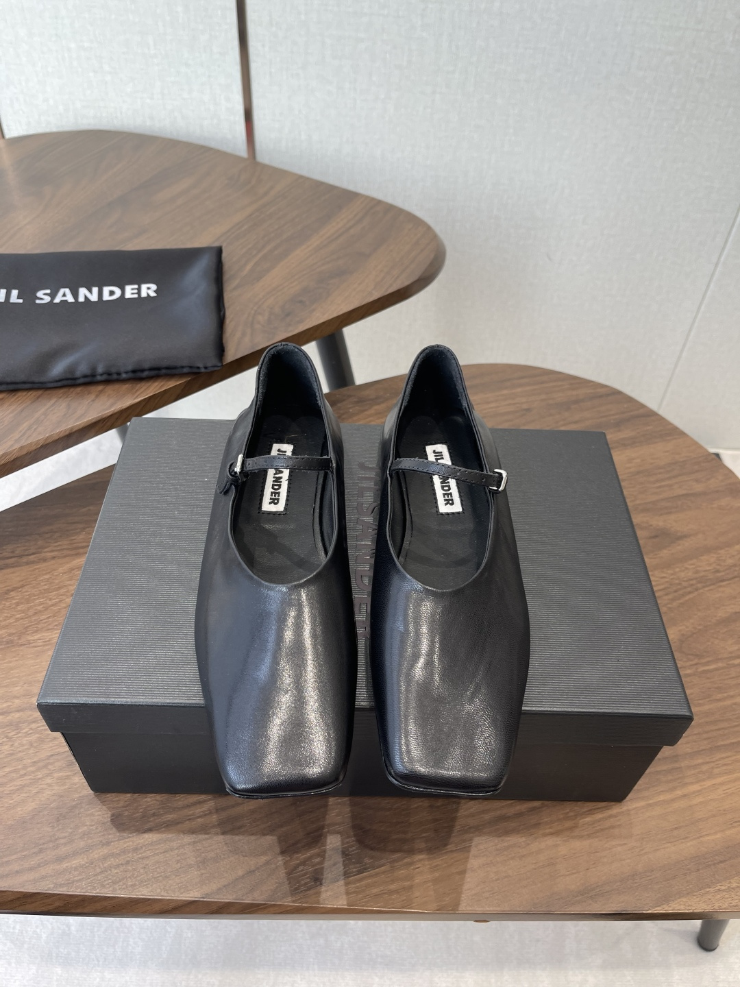 NO:723369,JILSANDER 26ss Spring and Summer New Product Square Toe Mary Jane Diamond Buckle Shoes Authentic purchase Perfect reproduction of one-to-one production method, classic line design, a versatile summer item. Loved by Internet celebrity bloggers and ladies, various praises on social platforms, very popular, high quality, breathable and super comfortable. Upper imported lambskin, inner sheepskin outsole genuine leather outsole  Size35-40 (40 orders are not returnable),Mary Jane,jil sander,mary jane,sheepskin,Leather soles19860909JILSANDER 26ss 春夏新品 方头玛丽珍 钻扣 单鞋 正品购入 完美复刻一比一做法、经典的线条设计、炒鸡百搭的一款夏季单品 网红博主小姐姐们的挚爱,社交平台的各种夸赞,人气超高质感透气超级舒适 鞋面 进口小羊皮 内里羊皮 大底真皮大底 Size35-40（40订做不退换）,玛丽珍,jil sander,mary jane,sheepskin,Leather soles,Women's Shoes