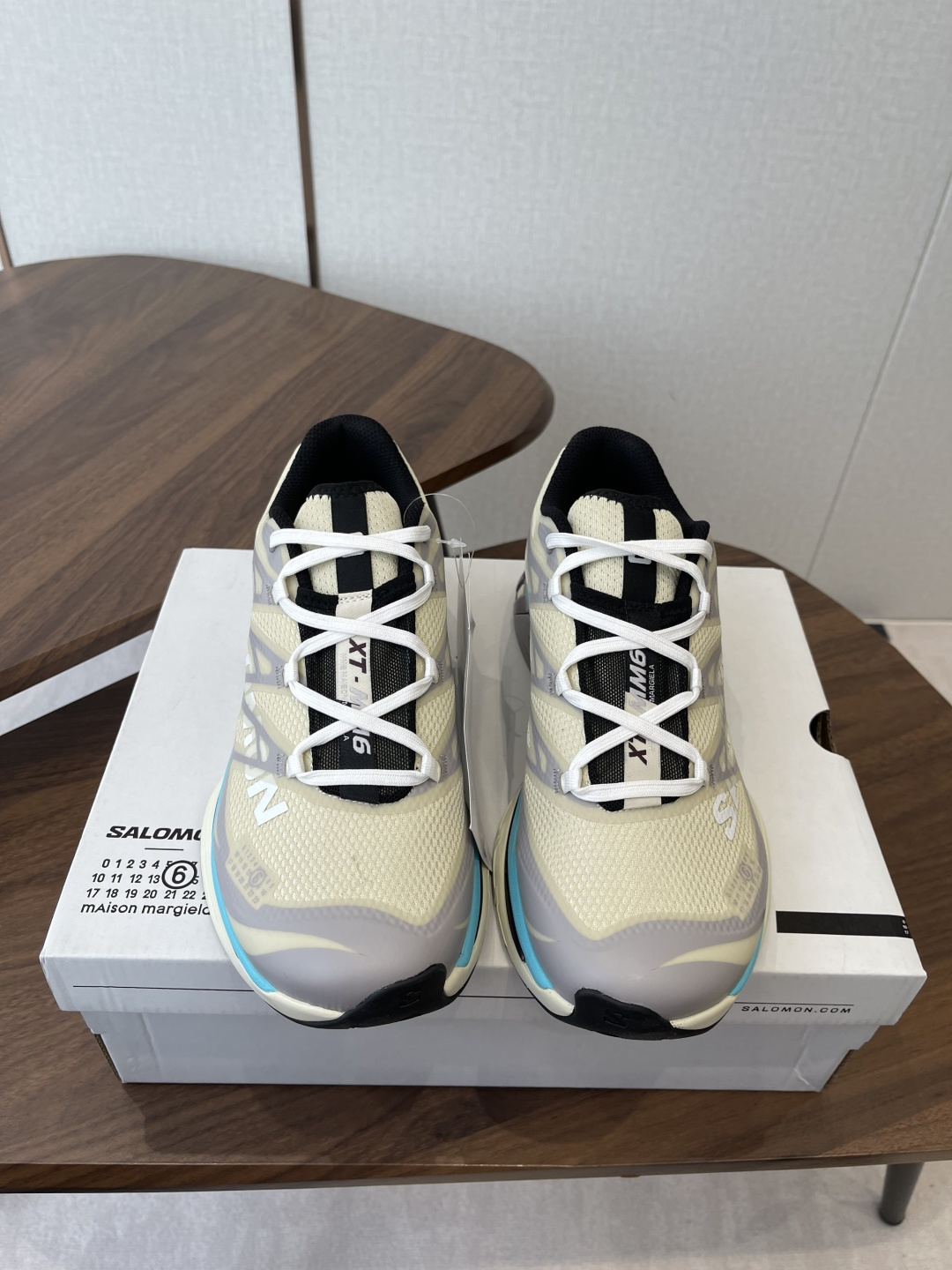 NO:723364,SALOMON XA PRO  Chassis stable chassis technology provides excellent anti-torsion performance and arch support. The 3D mesh upper and woven support structure ensure functional and breathable effects. The All Terrain Contagrip outsole provides the best traction on all types of terrain!  Salomon's 2026 Year of the Horse series is inspired by the 'Ancient Tea-Horse Road' and cleverly integrates the brand's outdoor genes with traditional Chinese culture. The LA YAUTE series itself is a tribute to the mountainous feelings of Haute-Savoie where the brand originated, and there is also a customized edelweiss pattern hidden on the tongue and insole!  Original box packaging, size, 36 36.5 37 38 38.5 39 40 40.5 41 42 42.5 43 44 44.5 45 46 47, casual shoes/sports shoes, sneakers19860909莞产SALOMON萨洛蒙 XA PRO XT4 LA YAUTE 811制造 本命鸿马,马年限定,流苏装饰,国潮机能透气低帮跑步鞋 由811制造工作室打造,采用'本命鸿马'红色主题配色,鞋身点缀流苏装饰元素,呼应马年主题,搭载3D Advanced Chassis稳定底盘技术,提供卓越防扭转性能和足弓支撑,3D网眼鞋面配合编织支撑结构,确保机能透气效果.All Terrain Contagrip大底,在各类地形下都能提供最佳牵引力！ 萨洛蒙2026马年系列以'茶马古道'为设计灵感,将品牌户外基因与中国传统文化巧妙融合.LA YAUTE系列本身就是对品牌源起的上萨瓦省山野情怀的赞颂,鞋舌与鞋垫上还藏有定制雪绒花图案！ 原盒包装,尺码,36 36.5 37 38 38.5 39 40 40.5 41 42 42.5 43 44 44.5 45 46 47,休闲鞋/运动鞋,sneakers,Women's Shoes