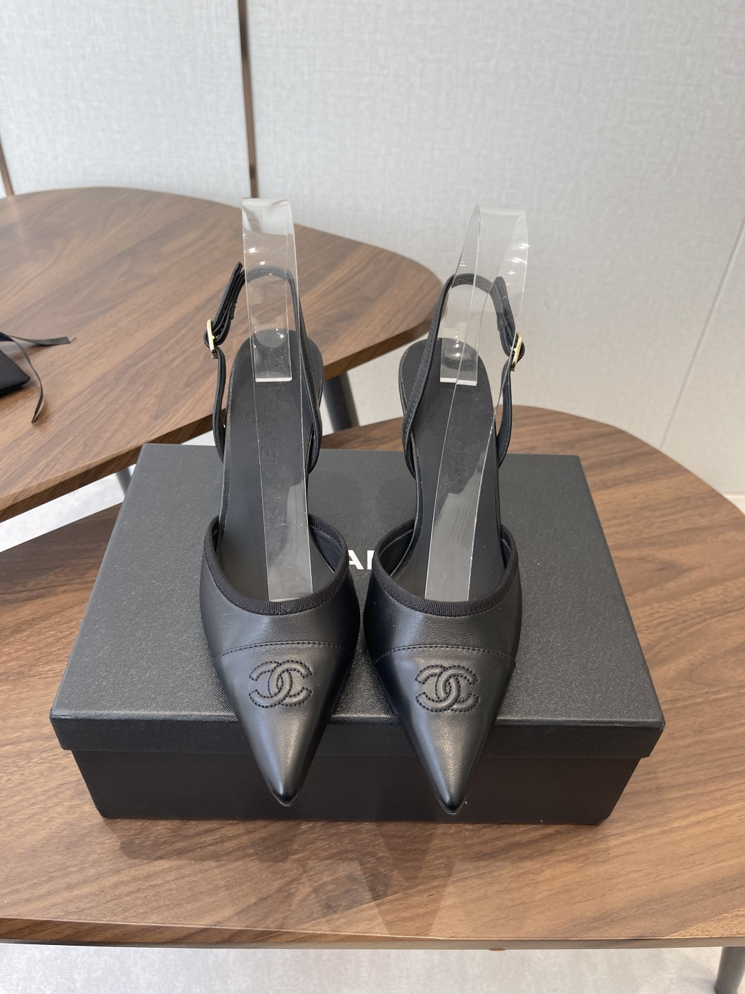 NO:723346,Chanel26ss Chanel's new pointed-toe sandals, Chanel's classic two-tone shoes, put French elegance under your feet. The pointed toe outlines neat lines, and the one-line strap fits the ankle. Whether commuting to the workplace or having afternoon coffee, you can have a calm aura among the crowd. Who can resist a pair of Chanel slingbacks?  The contrast of black and white is an eternal classic, while burgundy and off-white are gentle footnotes. Stepping on it feels like a movie filter, and every step is like walking on the cobblestones of Paris. With the delicate lambskin and the luster of patent leather, Chanel has given the material a sense of luxury. The double C logo on the toe is low-key and eye-catching, and the metal buckle on the strap is just right. This pair of shoes is a choice you can never go wrong in your wardrobe. Upper sheepskin, lining sheepskin  Outsole Genuine leather outsole size 35-41 (customized sizes 40 and 41 are not returnable), high heels and sandals, chanel, chanel, sandals, high heels, sheepskin, Leather soles19860909Chanel26ss 香奈儿新款尖头凉鞋 香奈儿经典双色鞋履,把法式优雅踩在脚下.尖头勾勒利落线条,一字带贴合脚踝,无论是职场通勤还是午后咖啡,都能让你在人群中,自带从容气场. 谁能拒绝一双香奈儿 slingback？黑白撞色是永恒的经典,酒红与米白则是温柔的注脚.踩上它,仿佛自带电影滤镜,每一步都像在走巴黎的石板路. 小羊皮的细腻,漆皮的亮泽,香奈儿把材质玩出了高级感.鞋头的双C Logo低调又醒目,一字带的金属扣精致得恰到好处,这双鞋,是衣橱里永远不会出错的选择. 鞋面羊皮 内里羊皮 大底真皮大底 size35-41码（40、41码定制不退换）,高跟鞋凉鞋,chanel,chanel,sandals,high heels,sheepskin,Leather soles,Women's Shoes