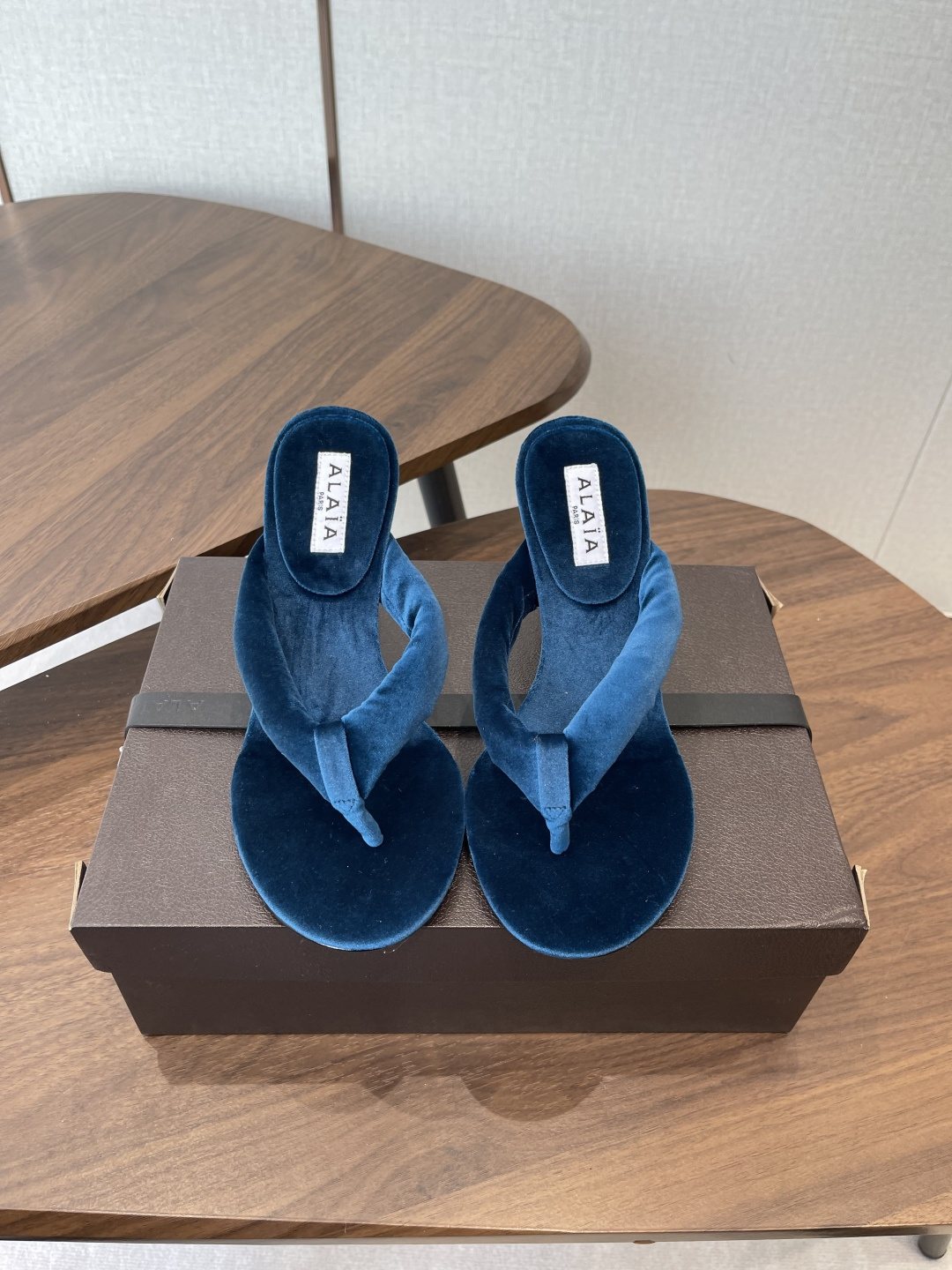 NO:747051,Flat P high heel Alaia 26ss spring and summer new style flip-flops sandals slippers stiletto heel collision pointed toe design, delicate satin light reveals style, fixed modern style. Fabric original molded imported satin Inner foot pad original molded imported satin Original molded rubber non-slip outsole Heel high flat bottom 5.5cm 8.5cm Size35-41 (40  41 Custom-made (non-refundable), split-toe shoes, alaia, sandals, slippers, silk fabric19860909平底P 高跟 Alaia 阿莱亚 26ss 春夏新款 夹脚 凉鞋 拖鞋  细跟鞋跟碰撞尖头设计,细腻缎光暗露格调,定格摩登之型. 面料原版开模进口绸缎 内里垫脚原版开模进口绸缎 原版开模橡胶防滑大底 跟高平底 5.5cm 8.5cm Size35-41（40 41订做不退换）,分趾鞋,alaia,sandals,slippers,silk fabric,Women's Shoes