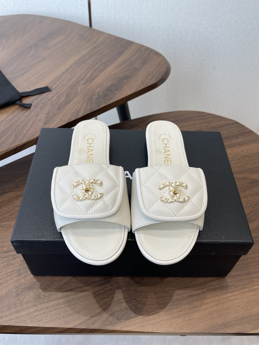 NO:747048,Chanel Xiaoxiang 26ss new spring and summer holiday sheepskin lazy slippers A new design of Xiaoxiang The upper is decorated with double C hardware. It is simple and versatile and looks super beautiful no matter how you look at it. The upper is made of imported sheepskin, the lining is sheepskin, and the outsole is Italian genuine leather. Size#35-41 (40 41 custom-made, non-refundable), slippers, chanel, slippers, sheepskin, Leather soles19860909Chanel 小香 26ss 春夏新品度假 羊皮 懒人拖 小香的一款全新设计 鞋面搭配双C五金装饰 简约百搭上脚超级美的 怎么看都超美 鞋面采用进口羊皮 内里垫脚羊皮 大底意大利真皮大底 Size#35-41（40 41 订做不退换）,拖鞋,chanel,slippers,sheepskin,Leather soles,Women's Shoes