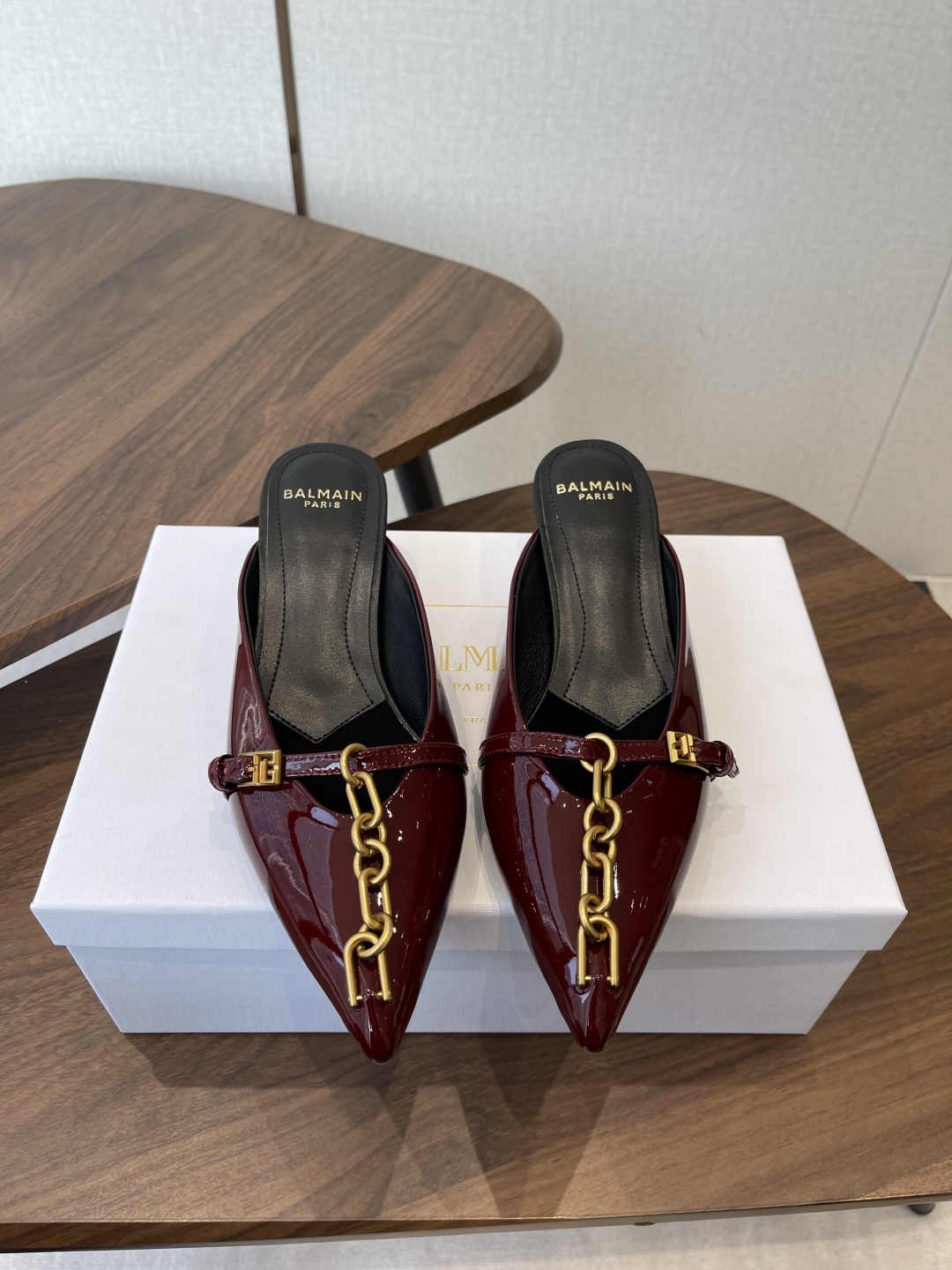 NO:747045,Balmain 2026 Autumn and Winter Show Fashion Pointed Toe Stiletto Heel Pointed Toe Slippers Sandals Balmain, a top fashion brand Standing on high heels, I can see the whole world Balmian Stiletto Heel Pointed Toe The first feeling when I saw this pair of shoes was amazing. Both its material selection and her strap design are perfect. Each finished product is like a work of art. The upper is imported patent leather. Imported calfskin. The sole is Italian leather sole. Foot pad: sheepskin. Heel height 4.5cm.  Size35-40 (40 orders are not returnable), half drag, balmain, balmain, sandals, high heels, slippers, cowhide, sheepskin19860909Balmain 2026年秋冬秀场时装尖头 细跟 尖头拖鞋 凉鞋 巴尔曼,一个顶级时装品牌 站在高跟鞋上,我可以看到全世界 Balmian 细跟 尖头看到这双鞋的第一感觉就是惊艳,无论是它的选材,还是她的表带设计都是完美的,每只成品犹如艺术品 鞋面进口漆皮 进口小牛皮 鞋底意大利真皮鞋底 垫脚:羊皮  跟高4.5cm Size35-40（40订做不退换）,半拖,balmain,balmain,sandals,high heels,slippers,cowhide,sheepskin,Women's Shoes