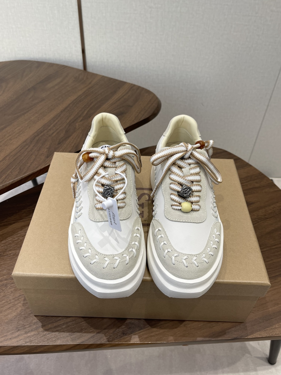 NO:747041,ASH’s hottest trend this season is the thick-soled MATCH casual shoes, white shoes and panda shoes!  ASH sustainable fashion new environmentally friendly material 'new' fashion 'style' chapter series, ASH launches environmentally friendly shoes IMPULS committed to a sustainable future. The classic DNA of the brand is integrated into popular lines and environmentally friendly materials. ASH once again embarks on a new chapter in the journey of sustainable development and will continue to work tirelessly. Sustainable environmentally friendly material Unmarked cowhide splicing recyclable leather The leather surface is fully benzene dyed, breathable and environmentally friendly, symmetrical punching design upper punching helps the shoe body to be breathable and comfortable, the shoe body has simple lines,  Rubber outsole with clear anti-slip texture, not easy to slip when walking. Soft and breathable inner mesh, soft and comfortable, non-tanned material implements the concept of environmental protection. Light and elastic shoe body, one-piece high elastic EVA insole, soft and rebound on the foot, full of Q feeling. 6.5cm lightweight platform thick sole with invisible increase. Imported cowhide surface, mesh breathable inner material, original foam molded outsole, heel height 6.5cm  Size#35-39 (40 custom made, non-returnable), casual shoes/sports shoes, sneakers, cowhide19860909ASH本季爆款时尚厚底增高MATCH休闲鞋小白鞋熊猫鞋！ ASH可持续性时尚新型环保材质“新”时尚“型”篇章系列, ASH为致力可持续性的未来推出环保鞋履IMPULS品牌经典DNA融入流行线条与环保材质 ASH再次启航可持续发展之旅新篇章且将持续努力不懈. 永续环保材质无铭牛皮拼接可循环皮革皮革表面全苯染技术,透气且环保, 对称式冲孔设计鞋面冲孔助力鞋身透气舒爽鞋身线条简约, 清晰防滑纹路橡胶大底,行走不易打滑. 舒软透气内里网面柔软舒适无铭鞣材质贯彻环保理念. 轻盈弹力鞋身一体成型高弹力EVA鞋垫上脚柔软回弹,Q感十足6.5cm轻盈松糕厚底隐形增高. 进口牛皮面 网面透气内里材质 原版发泡开模大底 跟高6.5cm Size#35-39（40定做不退换）,休闲鞋/运动鞋,sneakers,cowhide,Women's Shoes