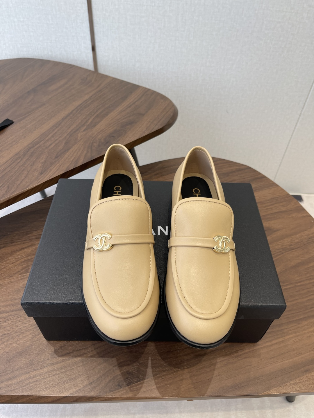 NO:747038,(Official website synchronization box packaging) Chanel 26ss Xiaoxiang new style loafers, a must-have for spring and summer fragrances, goddess series, with the elegant and ladylike temperament of fragrances, super attractive, irresistible, heart-warming... Imported calfskin edge beads on the upper, original molded hardware logo, mixed sheepskin lining, Italian genuine leather outsole, Size#35-42 (40 41)  42 (customized, non-refundable), loafers, chanel, chanel, loafers, cowhide, sheepskin, Leather soles19860909（官网同步盒包装） Chanel 26ss 小香 新款 乐福鞋春夏香家必备爆款 女神系列,拥有香家特色优雅名媛气质,超级耐看,让人无法抗拒,心动ing…… 鞋面进口小牛皮开边珠 原版开模五金logo 内里混种羊皮 大底意大利真皮大底 Size#35-42（40 41 42定做不退换）,乐福鞋,chanel,chanel,loafers,cowhide,sheepskin,Leather soles,Women's Shoes