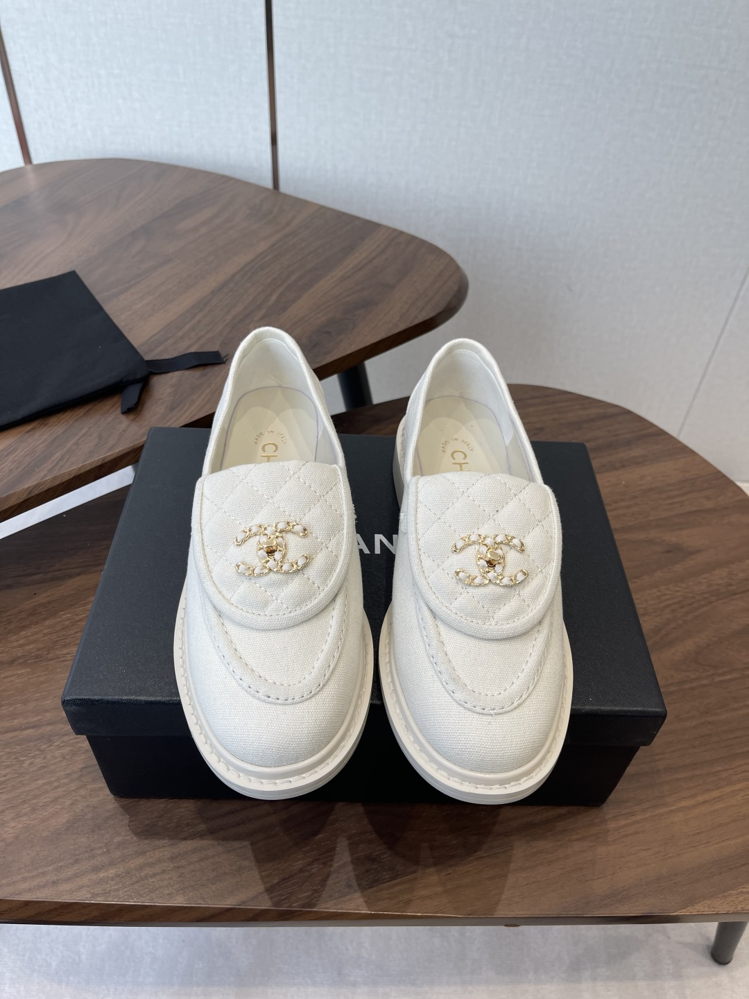 NO:747039,(Official website sync box packaging) Chanel 26 new colors Xiaoxiang classic school bag buckle loafers. The simplicity and elegant tone that comes with it really make everyone excited, and they have always controlled the quality very well!  And as you can see, there are very few bread loafers on the market now, and even if they are available, I can guarantee that they will not be as high quality as ours!  You must know that our family has very strict control over Xiangnai shoes, and the channels are also the best. Of course, friends who don’t believe it will know the difference once they receive the goods!  It is because of the good quality that I am so confident. Size35–41 (40 and 41 are custom-made and cannot be returned or exchanged), loafers, chanel, loafers19860909（官网同步盒包装） Chanel 26新色 小香经典书包扣乐福鞋 自带的简洁,优雅的调性,确实让大家很心动,在品质上一直给大家把控得非常好！而且大家可以看,现在市面这款面包乐福鞋能找的非常少,就算是有,我敢保证绝对没咱家这样的高品质！ 要知道咱家对于香奶奶鞋款把控非常严格,渠道也是最牛的,当然啦,不相信的小伙伴收到货拿上手就知道区别在哪里！就是因为品质好 所以才这么自信 Size35–41（40 41订做不退换）,乐福鞋,chanel,loafers,Women's Shoes