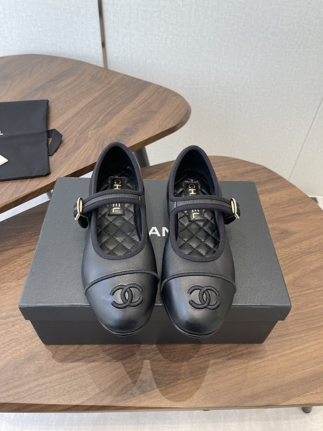 NO:747036,(Official website synchronization box packaging) Chanel 26ss spring and summer series Mary Jane ballet shoes Very popular large double C design hand stitching is very time-consuming and labor-intensive Unique outsole double spelling method Rose red sole stickers let you inadvertently reveal highlights  41 Custom-made (non-refundable), ballet shoes, chanel, mary jane, sheepskin, Leather soles19860909（官网同步盒包装） Chanel 26ss 春夏系列 玛丽珍 芭蕾舞鞋 非常火的大双C设计手工车线非常耗时耗力 独特大底双拼做法 玫红色底贴让你不经意露出亮点大底车线永不脱底牢固永久复古就是经典浓郁C味永久流传 面料进口混种小羊皮 内里小山羊皮 大底意大利真皮大底 Size#35-41（40 41订做不退换）,芭蕾舞鞋,chanel,mary jane,sheepskin,Leather soles,Women's Shoes