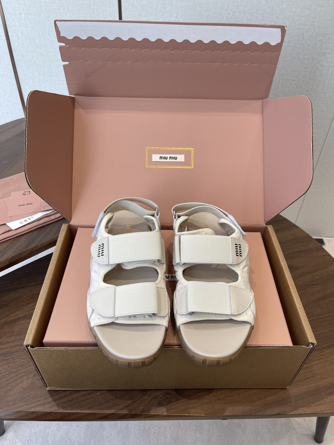 NO:747034,(Official website sync box packaging) Miu Miu 26 new early spring tire sneakers in technical fabric and suede calfskin Velcro style sandals. The tire tread sole combines elegance and sport function. The dynamic, flexible and durable rubber sole is reminiscent of the pattern of tires. Made of high-tech fabric and suede calfskin, this sneaker embodies the bold characteristics of Miu Miu. Miu style is integrated into the simple lines of this tire sole canvas sneaker  The unique logo is decorated on the tongue and back of the shoe, embellishing the retro thick-soled design. It is bold, innovative and avant-garde, with multiple elements colliding to convey the modern style of simplicity and high-end. Match it casually and look good no matter how you wear it!  Fabric imported silk cloth spliced ​​calfskin, original breathable cloth lining, original wear-resistant tire pattern outsole Size 35-40 (40 custom made, non-refundable), sandals, miumiu, sandals, sneakers, cowhide19860909（官网同步盒包装） miumiu 缪缪 26早春新品科技面料和绒 面小牛皮轮胎运动鞋 魔术贴款凉鞋 该轮胎纹底结合了优雅和运动功能.动态、柔韧且耐用的橡胶鞋底让人想起轮胎的图案.该款运动鞋采用高科技面料和绒面小牛皮制成,体现了Miu Miu 的大胆特色. miu风格融于此款轮胎底帆布运动鞋的简约线条 别致徽标饰于鞋舌与背后,点缀复古 厚底设计 大胆创新前卫,多元素对撞,传达现代风格简约高级 随意搭配,怎么穿都好看！ 面料进口丝绸布拼接小牛皮 内里原版透气布里 大底原版耐磨轮胎纹底 Size35-40（40订做不退换）,凉鞋,miumiu,sandals,sneakers,cowhide,Women's Shoes