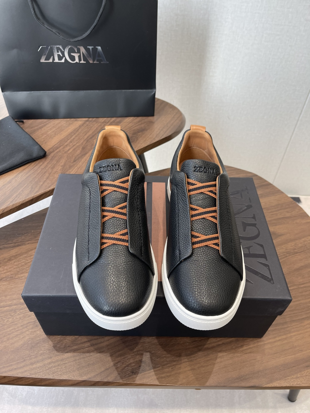 NO:747032,Men's ZEGNA series outdoor casual sports shoes. The same style as Wu Lei. Original purchase, development and production. This black leather Triple Stitch Monte luxury casual shoe is versatile and practical, suitable for all seasons. Zegna's iconic triple cross elastic details ensure easy wearing and taking off. At the same time, it is reminiscent of the traditional hand-sewing process of the brand's tailored jackets, paying tribute to Zegna's exquisite craftsmanship. This shoe style is elegant and casual, with leather lining. Fabric: Original custom imported first-grain cowhide. Lining  : Original customized soft sheepskin lining. Sole: Original molded non-slip rubber outsole. Size: Men's 39-46 (45 46 custom-made, non-returnable), casual shoes/sports shoes, zegna, sneakers, jackets & coats, cowhide, sheepskin19860909男款ZEGNA 杰尼亚 系列 户外 休闲 运动鞋 吴磊同款 原版购入开发 做货 这款黑色皮革 Triple Stitch Monte 奢华休闲鞋百搭实穿,四季皆宜 杰尼亚标志性三重交叉松紧细节确保穿脱灵便 同时令人联想到品牌精裁夹克的传统手工缝制工艺,致敬杰尼亚的精湛工艺传承 此款鞋履风格优雅而休闲,配有皮革衬里 面料 : 原版定制进口头层牛皮 内里 : 原版定制柔软羊皮里 鞋底 : 原版开模防滑橡胶大底 Size : 男款39-46（45 46 订做不退换）,休闲鞋/运动鞋,zegna,sneakers,jackets & coats,cowhide,sheepskin,Women's Shoes
