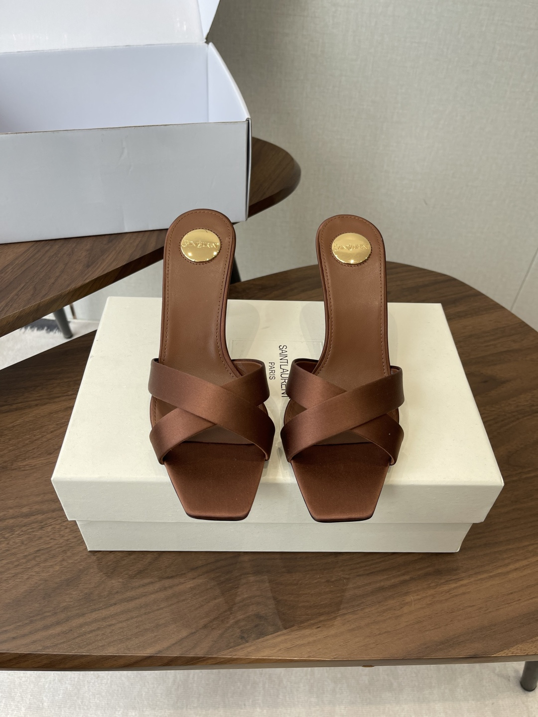 NO:747028,SAINT LAUREN* 26 Early spring OPYUM series satin high heels and half-drags OPYUM series unlocks the early spring style of 26 with a new attitude. It selects luxurious silk satin fabrics. Its silky texture is as delicate as butter and has its own pearl-like luster. Every step reflects the high-end texture. Say goodbye to dullness and show agility. The iconic brand letter heel is the soul of the design. The neat metallic texture and chic shape are highly recognizable. The brand gene is integrated into the details.  Bring your own aura when walking, both artistic and practical. Heel height 7.5cm, size 35-42 (40 41 42 customized, non-returnable), high heels and slippers, saint laurent, high heels, slippers, real silk, silk fabric19860909SAINT LAUREN* 26 早春OPYUM系列缎面高跟半拖 OPYUM系列以全新姿态解锁26早春格调 甄选奢享真丝绸缎面料 丝滑肌理如奶油般细腻 自带珍珠般莹润光泽 每一次迈步都折射出高级质感 告别沉闷尽显灵动 标志性品牌字母鞋跟是设计灵魂 利落金属质感与别致造型辨识度拉满 将品牌基因融入细节 行走间自带气场 兼具艺术感与实用性 跟高7.5cm size35-42（40 41 42订做不退换）,高跟鞋拖鞋,saint laurent,high heels,slippers,real silk,silk fabric,Women's Shoes