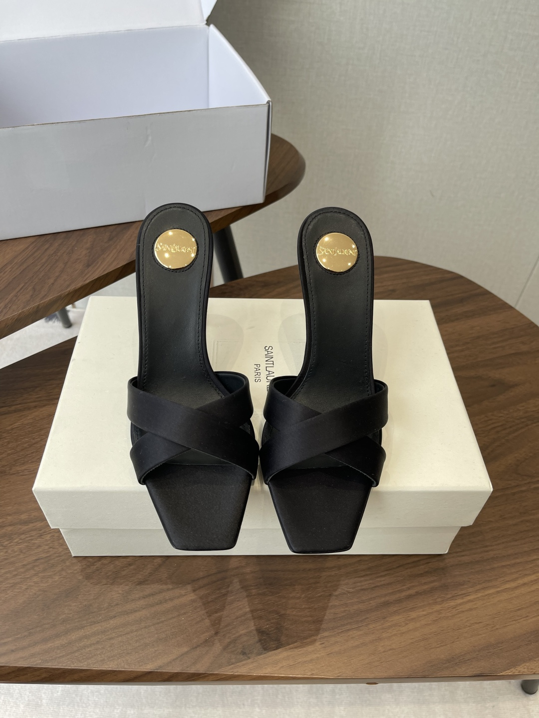 NO:747030,SAINT LAUREN* 26 Early spring OPYUM series satin high heels and half-drags OPYUM series unlocks the early spring style of 26 with a new attitude. It selects luxurious silk satin fabrics. Its silky texture is as delicate as butter and has its own pearl-like luster. Every step reflects the high-end texture. Say goodbye to dullness and show agility. The iconic brand letter heel is the soul of the design. The neat metallic texture and chic shape are highly recognizable. The brand gene is integrated into the details.  Bring your own aura when walking, both artistic and practical. Heel height 8.5cm, size 35-42 (40 41 42 customized, non-returnable), high heels and slippers, saint laurent, high heels, slippers, real silk, silk fabric19860909SAINT LAUREN* 26 早春OPYUM系列缎面高跟半拖 OPYUM系列以全新姿态解锁26早春格调 甄选奢享真丝绸缎面料 丝滑肌理如奶油般细腻 自带珍珠般莹润光泽 每一次迈步都折射出高级质感 告别沉闷尽显灵动 标志性品牌字母鞋跟是设计灵魂 利落金属质感与别致造型辨识度拉满 将品牌基因融入细节 行走间自带气场 兼具艺术感与实用性 跟高8.5cm size35-42（40 41 42订做不退换）,高跟鞋拖鞋,saint laurent,high heels,slippers,real silk,silk fabric,Women's Shoes