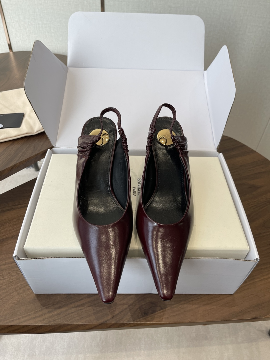 NO:747026,(Official website sync box packaging) YSL Saint Laurent SAINT LAURENT 26 new sandals Saint Laurent spring and summer new Melody stiletto heel small square toe sandals It’s hard not to love these... I really like them!  Sisters who know something can compare. Upper calf leather foot pad sheepskin Italian leather outsole high heel flat bottom Size35-41 (40 41 customization is not returnable), sandals, saint laurent, saint laurent, saint laurent, sandals, cowhide, sheepskin, Leather soles19860909（官网同步盒包装） YSL 圣罗兰 SAINT LAURENT 26新款凉鞋 圣罗兰春夏新款 Melody 细跟 小方头 凉鞋 很难不爱这款啊... 真的炒鸡喜欢！ 懂货的姐妹可以 对比噢. 鞋面 小牛皮 垫脚 羊皮 意大利真皮大底 跟高平底 Size35-41（40 41 定制不退换）,凉鞋,saint laurent,saint laurent,saint laurent,sandals,cowhide,sheepskin,Leather soles,Women's Shoes