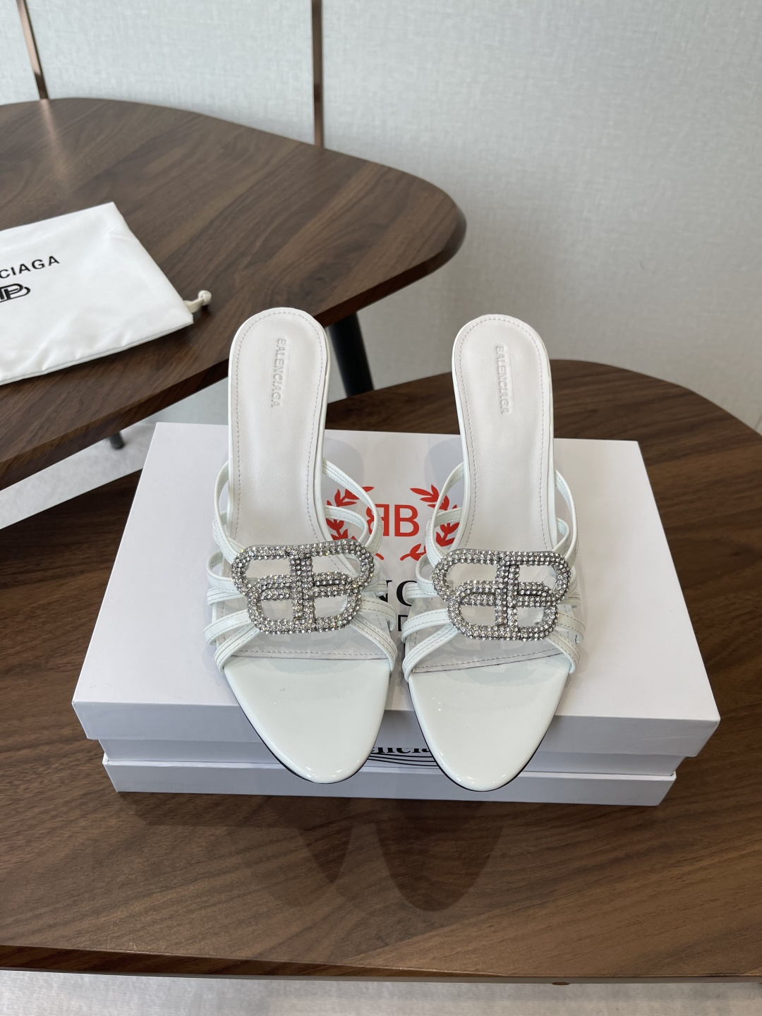 NO:747024,Balenciaga Balenciaga 26ss Summer New Style Double B Buckle High Heels Round Toe Slippers Balenciaga square toe fashion shoes that take fashion to the extreme. Balenciaga's shoes are absolutely amazing. I want to buy every pair because really every pair has its own sense of fashion. The essence of the entire pair of shoes is its toe.  And it doesn’t feel bloated, very high-end and slim, and there is no clothes that they can’t match. Countless last modifications can create a perfect fit. The upper is customized imported calfskin, the lining is sheepskin, the sole is Italian genuine leather, the heel height is 8cm, Size34-41 (34.40.41 custom-made, non-refundable), high-heeled shoes and slippers, balenciaga, balenciaga, high  heels,slippers,cowhide,sheepskin,Leather soles19860909Balenciaga巴黎世家 26ss 夏季新款 双B扣 高跟 圆头 拖鞋 将时髦发挥到极致的 巴黎世家方头时装鞋,巴黎世家的鞋子绝对开了挂,每一双都想去入,因为真的每一对都自带时髦感 整双鞋的精髓就是它的鞋头了, 并且不带臃肿感,非常高级并且显瘦,而且没有她们不能搭配的衣服,无数次套楦修改才能打造出完美版型 鞋面定制进口小牛皮 内里垫脚羊皮 鞋底意大利真皮大底 跟高8cm Size34-41（34.40.41定做不退换）,高跟鞋拖鞋,balenciaga,balenciaga,high heels,slippers,cowhide,sheepskin,Leather soles,Women's Shoes