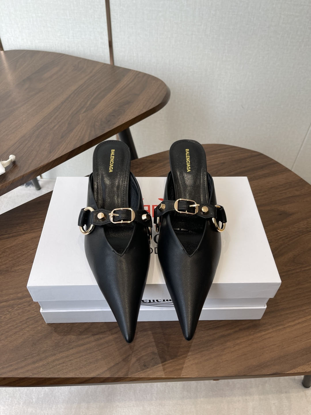 NO:747022,Balenciaga 26s spring and summer new style, buckle pointed toe sandals, slippers, high heels. Balenciaga's high heels are very good at winning women's hearts!  Simply stunning!  Your feet are sparkling!  And it’s very versatile!  This year’s new styles are starting to come in bright and vibrant colors!  I also hope that all women will be bright!  !  Material: imported sheepskin, sheep lining, outsole, genuine leather imported from Italy, high heels, 5cm, Size#34-43 (34, 40, 41, 42, 43, custom-made, non-refundable), half drag, balenciaga, balenciaga, sandals, high heels, slippers, sheepskin, Leather soles19860909Balenciaga 26s春夏新款 扣尖头 凉鞋 拖鞋 高跟鞋 巴黎世家出的高跟鞋都很会拿捏女人心！简直美呆了！ 上脚熠熠生辉！而且也很百搭！今年的新款开始出现明亮鲜艳的颜色！也希望女性都明媚！！ 材质进口羊皮 内里羊里 大底意大利进口真皮大底 高跟5cm Size#34-43（34 40 41 42 43订做不退换）,半拖,balenciaga,balenciaga,sandals,high heels,slippers,sheepskin,Leather soles,Women's Shoes