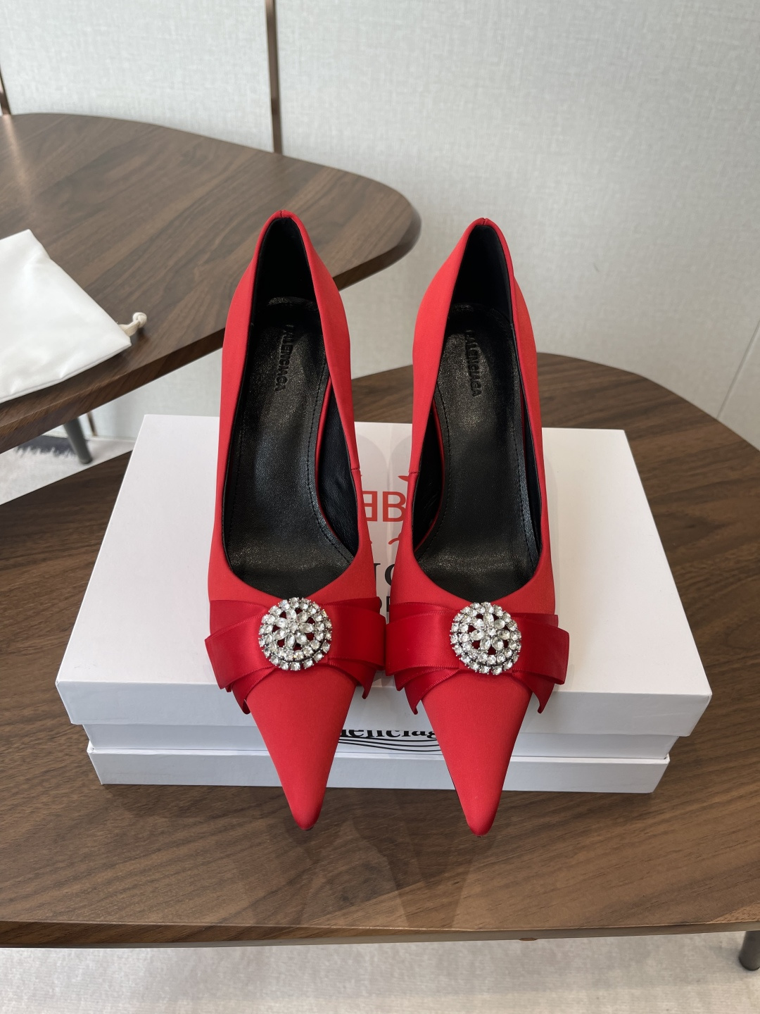 NO:747020,BALENCIAGA 26ss Pointed Toe High Heels The highest version in the single shoe market. Absolutely original development. Comparative development after purchasing the British original version. Specially customized Korean imported fabrics. Imported sheepskin lining to ensure foot comfort. Mold wine glass heels. Italian imported lacquered leather outsole. The most special thing is the built-in waistline water table design, which makes the whole pair of shoes look very graceful. 'First make a pair of single shoes inside, and then wrap the whole pair with fabric' to ensure that all materials, materials and manufacturing processes are consistent with the original version!  !  Heel height 8cm Size#34-43 (34 40 41 42 43 is custom-made and non-returnable), high-heeled shoes, balenciaga, high heels, sheepskin, Leather soles19860909BALENCIAGA 26ss 尖头 高跟鞋 单鞋市场最高版本 绝对原版开发 英原版购入对照开发 特殊定制韩国进口布料 进口羊皮做内里确保脚感舒适度 模具酒杯跟 意大利进口烤漆真皮大底 最特别之处就是内置的腰线水台设计 使整双鞋看上去线条非常优美 “里面先做一对单鞋 再用面料整双包裹” 确保所有的用料 材质 与制造工艺 原版一致！！ 跟高8cm Size#34-43（34 40 41 42 43定做不退换）,高跟鞋单鞋,balenciaga,high heels,sheepskin,Leather soles,Women's Shoes